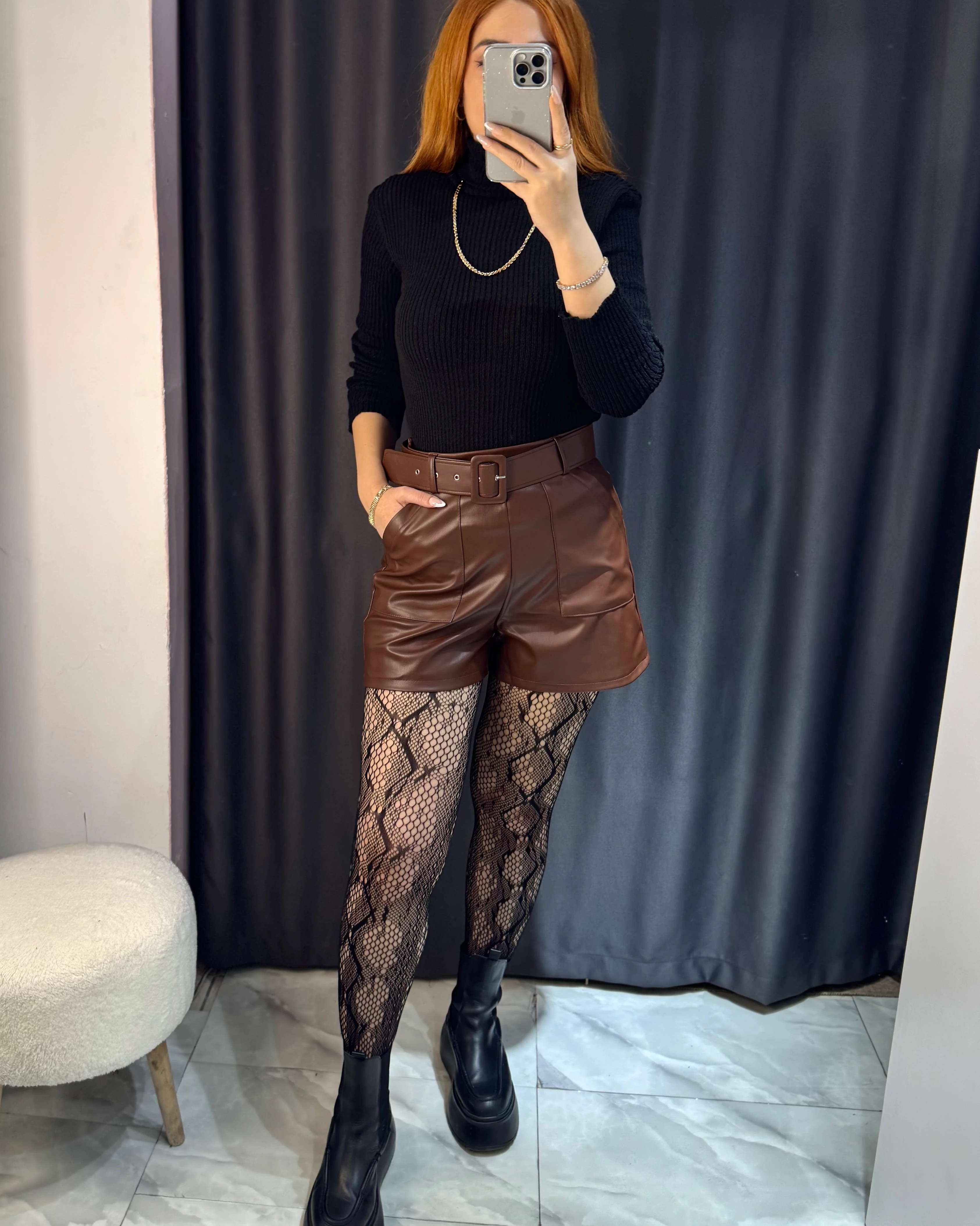 Deri İçi Şardonlu Kemerli Şort