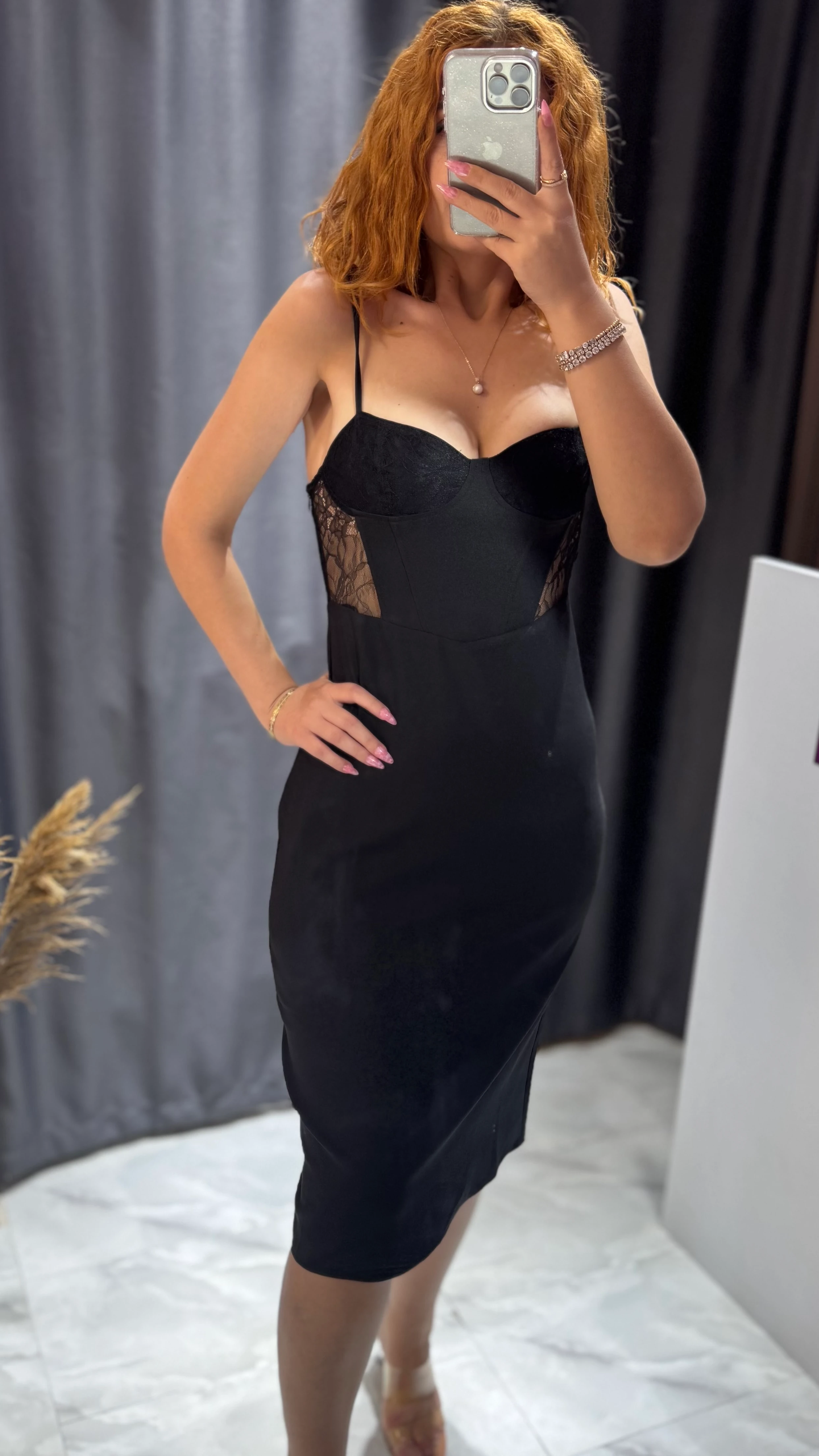 Siyah Dantel Detaylı Midi Elbise