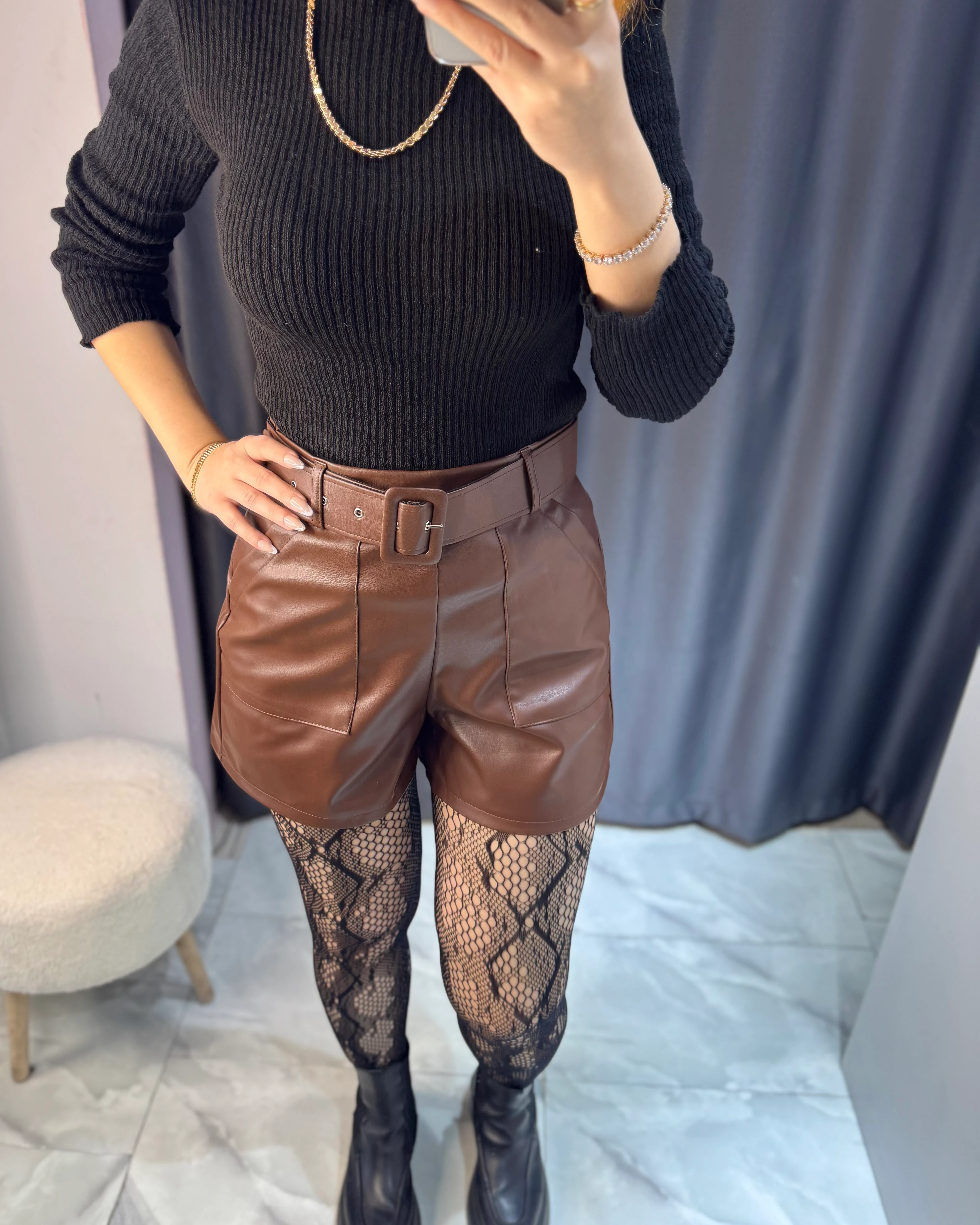 Deri İçi Şardonlu Kemerli Şort