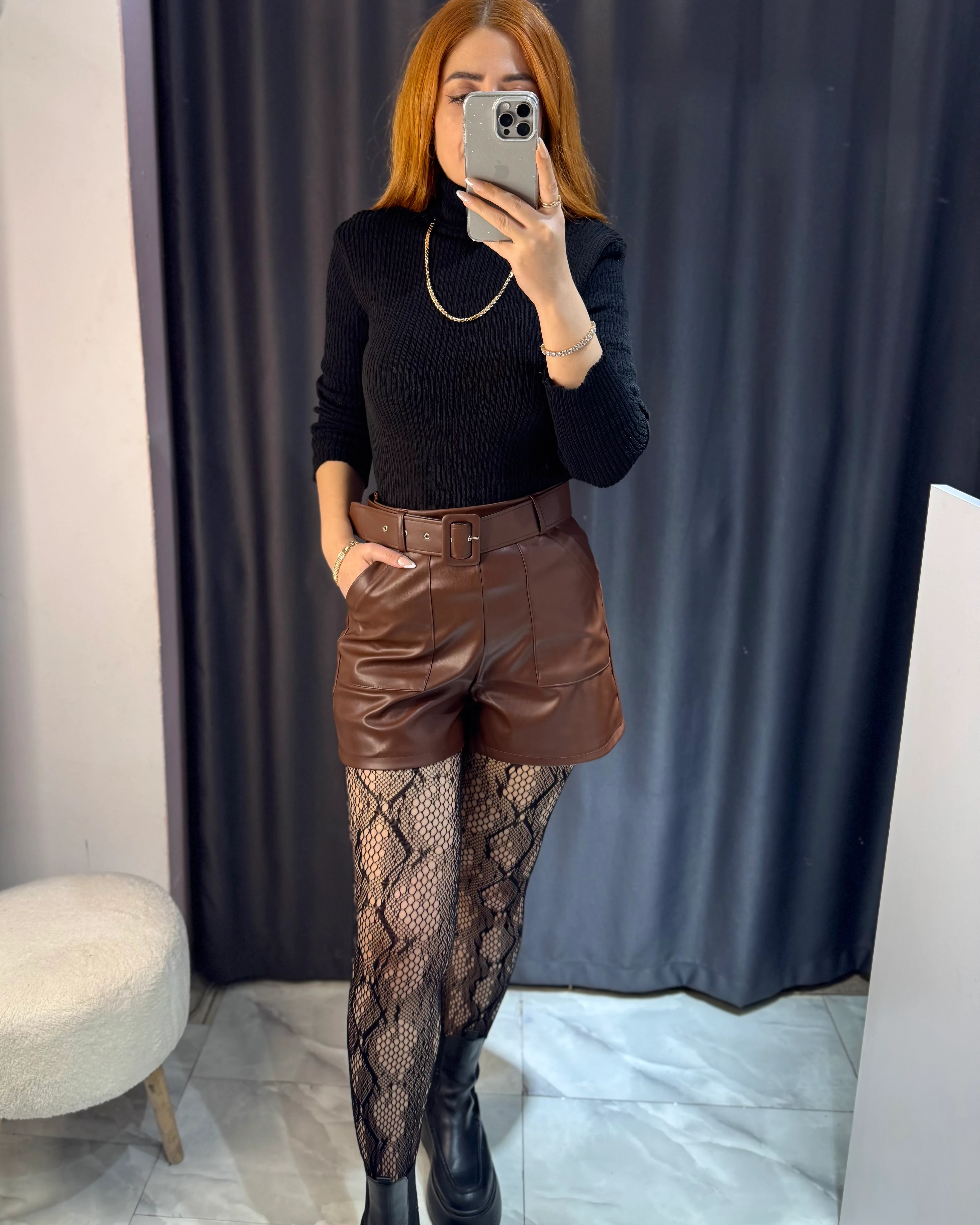 Deri İçi Şardonlu Kemerli Şort