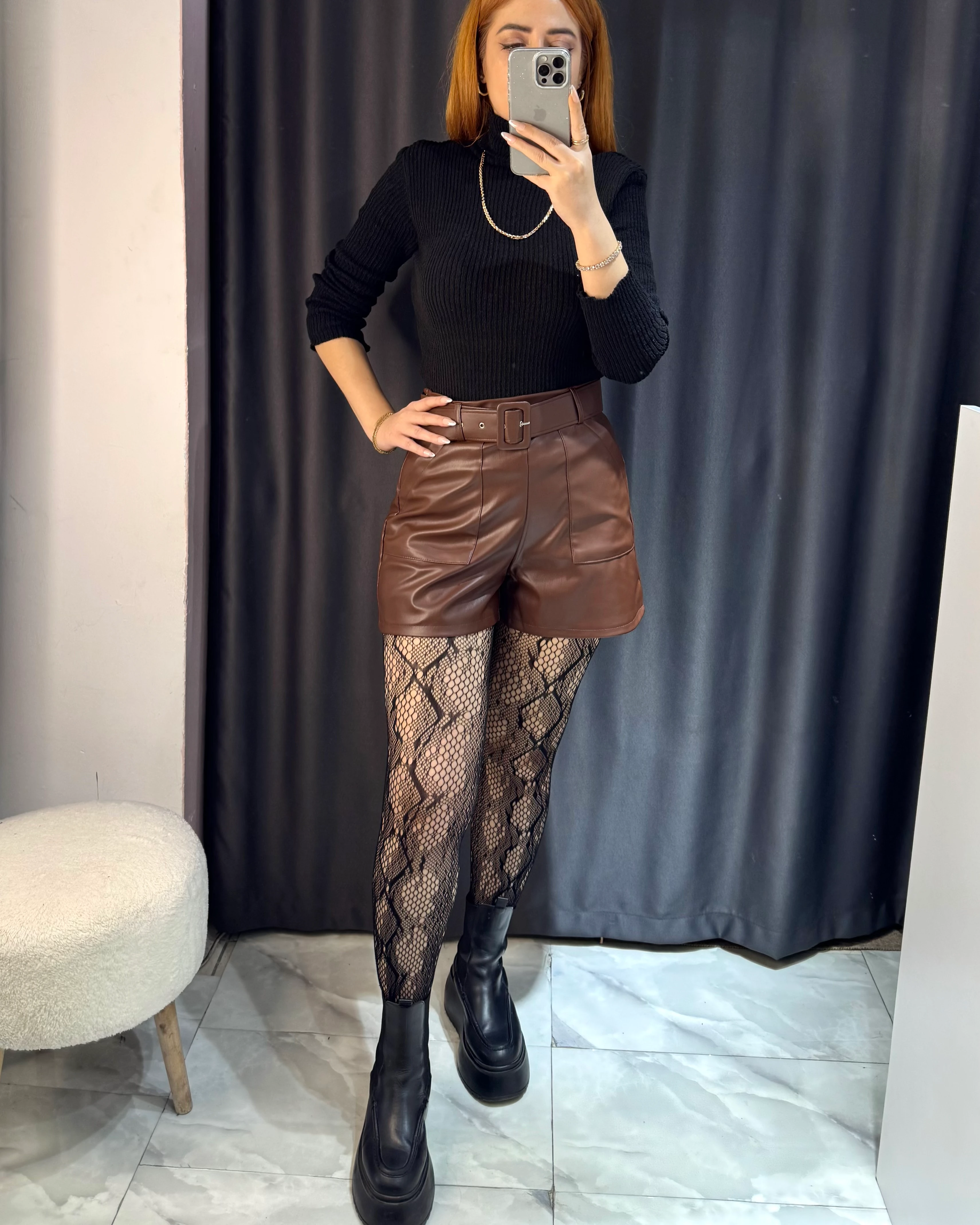 Deri İçi Şardonlu Kemerli Şort