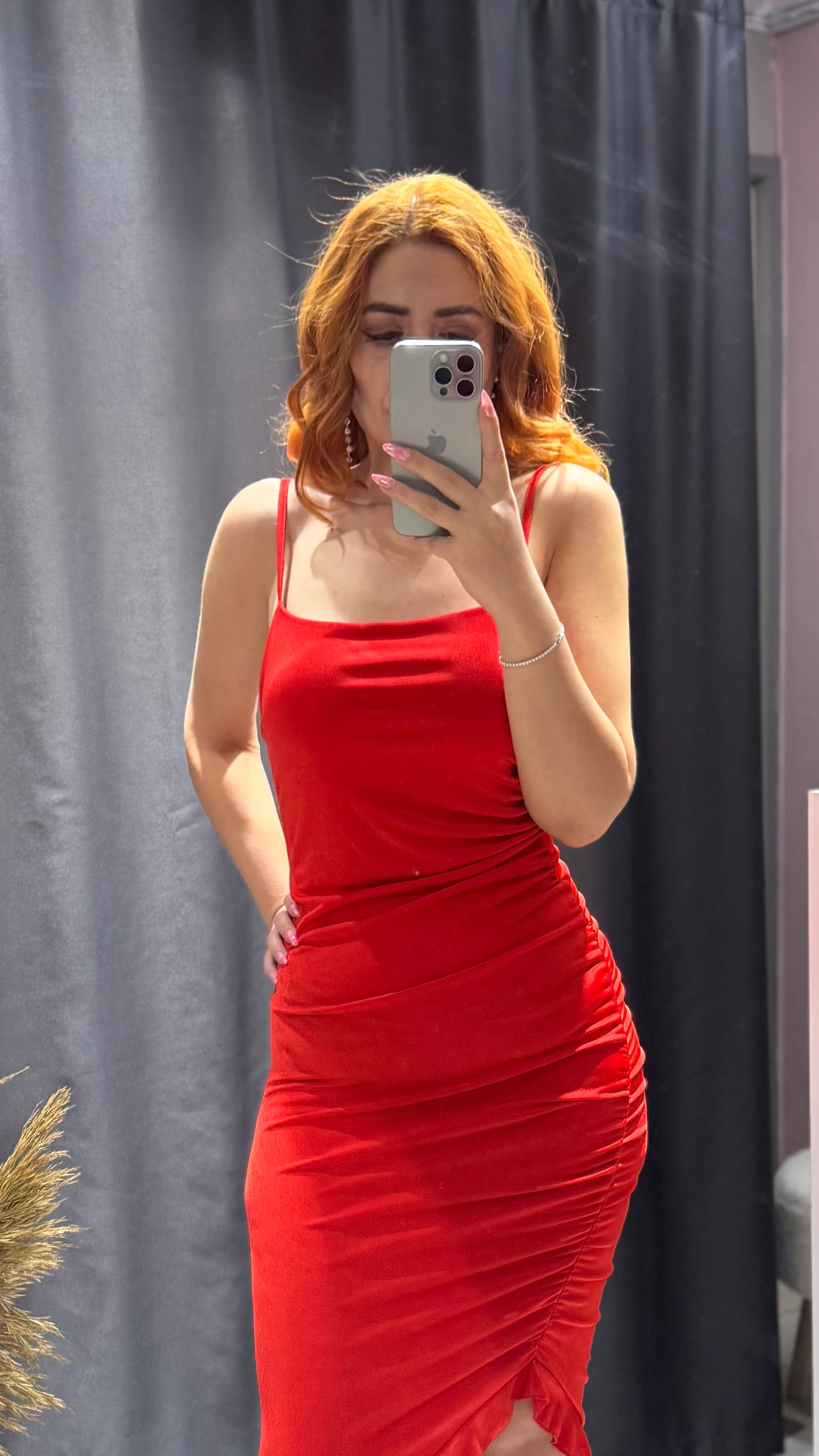 Büzgü Detaylı Askılı Saten Görünümlü Elbise