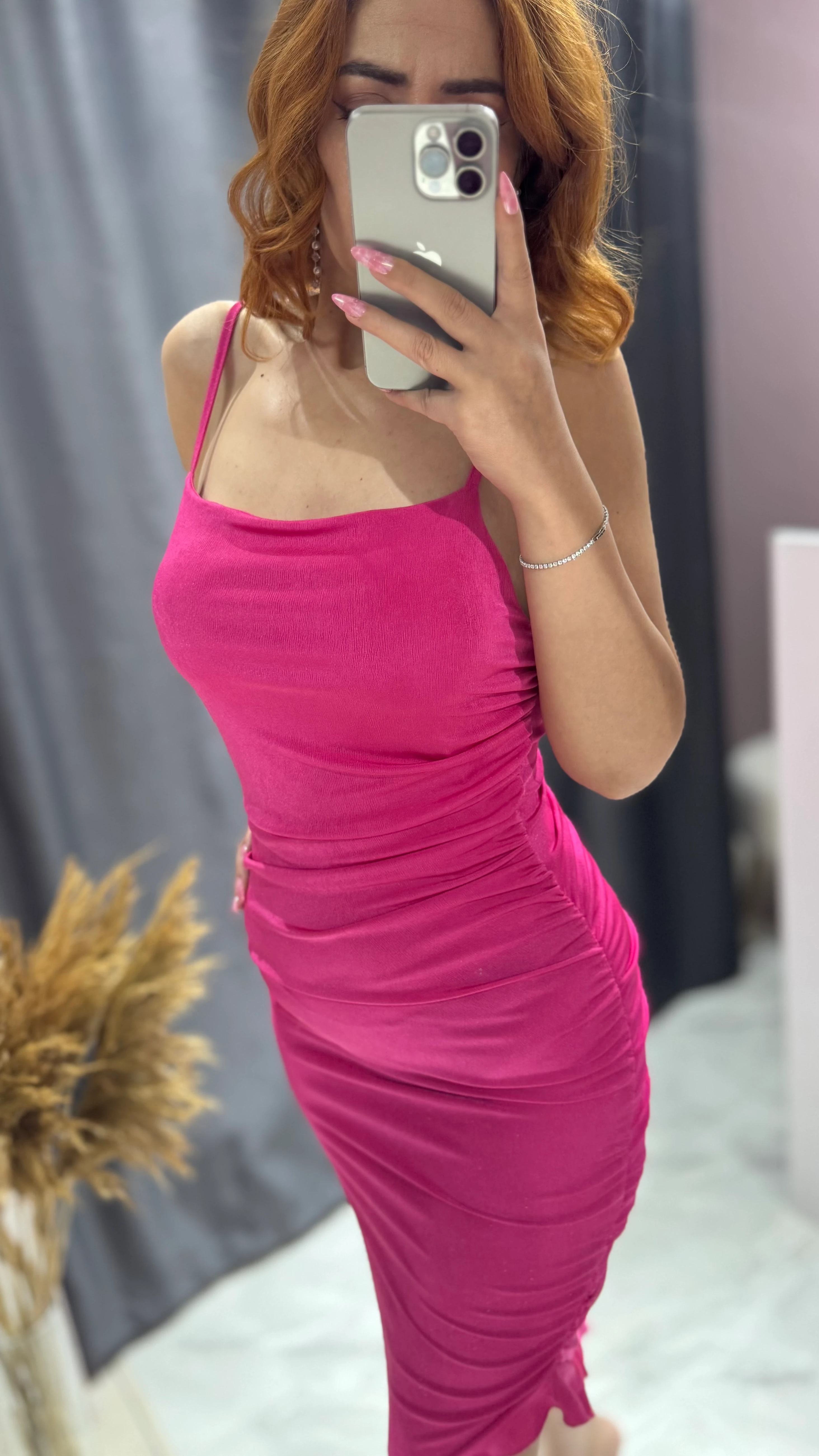 Büzgü Detaylı Askılı Saten Görünümlü Elbise - pembe