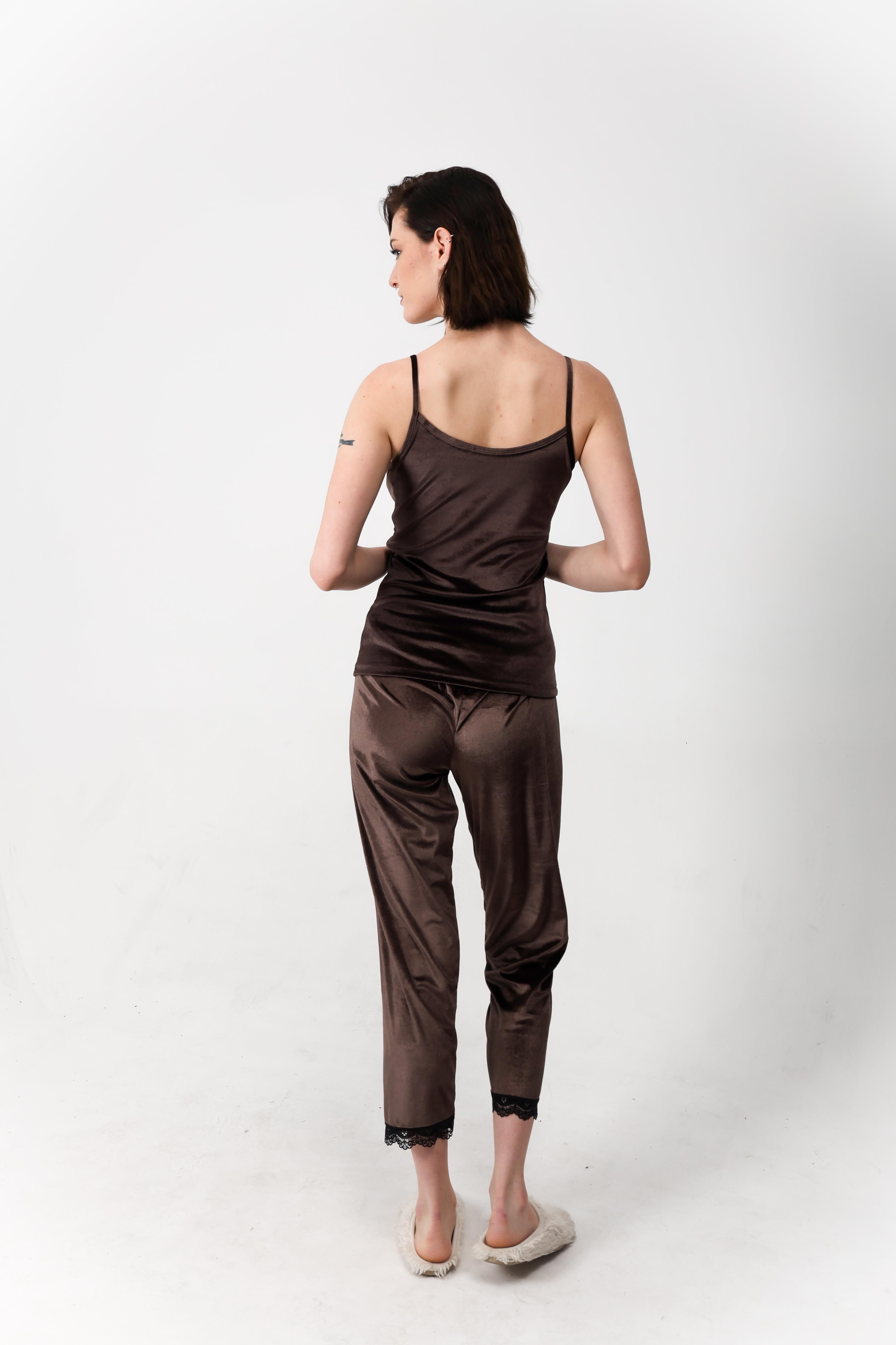 Kahverengi kadife pijama takımı