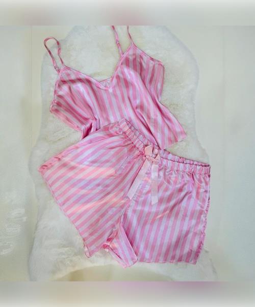 Pembe çizgili saten şortlu takım