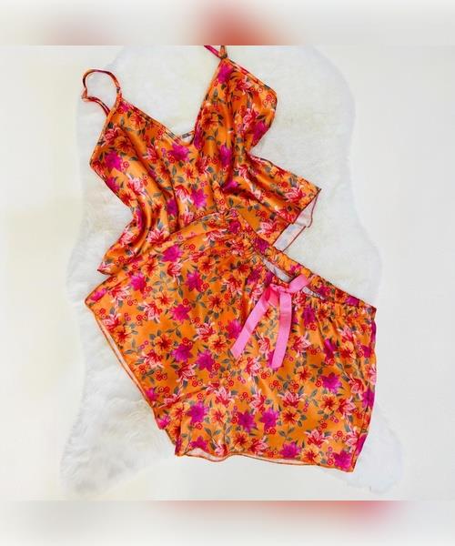 Turuncu Desenli Saten Şortlu Takım