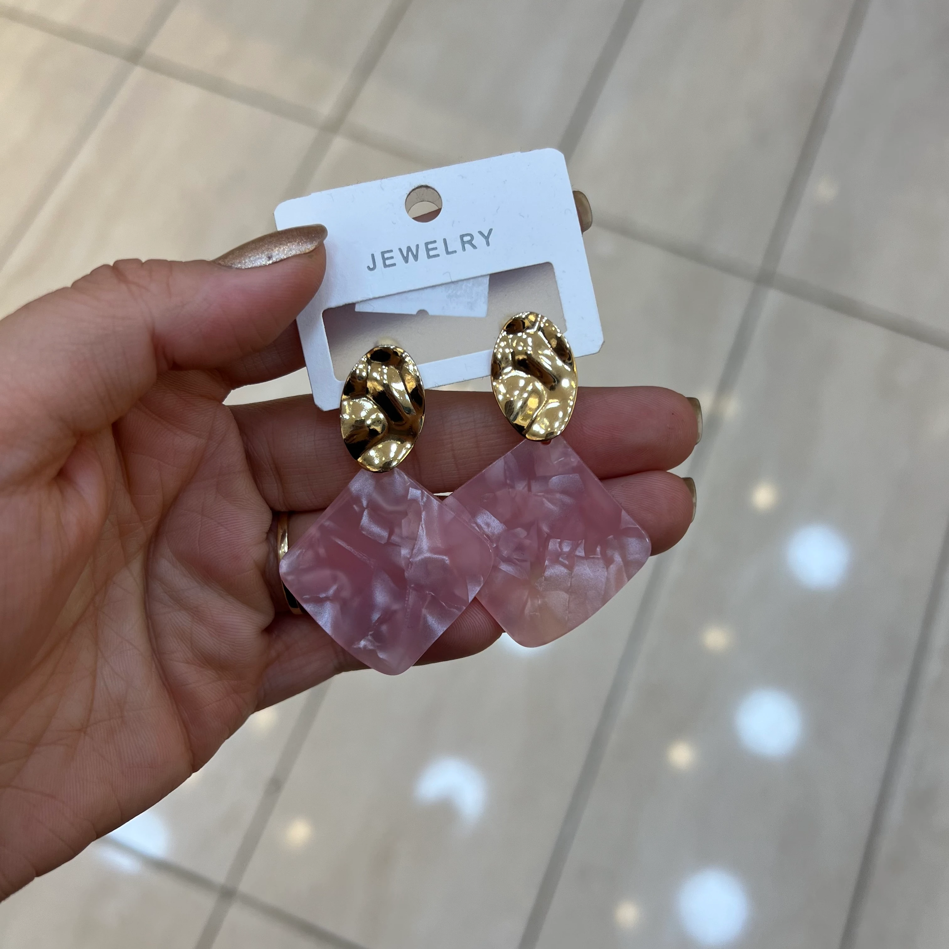 Pembe Detaylı Gold Küpe