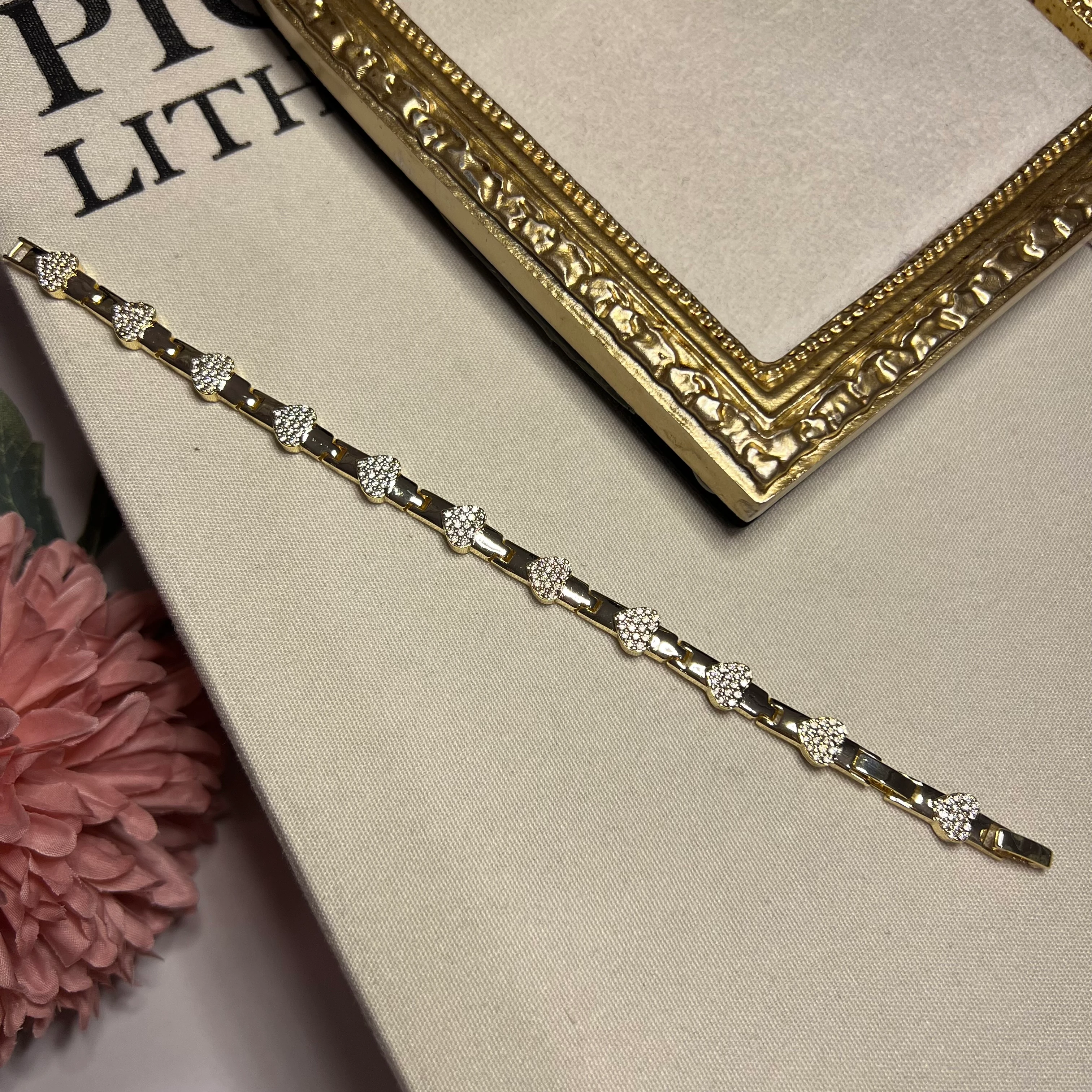 Taşlı Kalp Detaylı Gold Bileklik