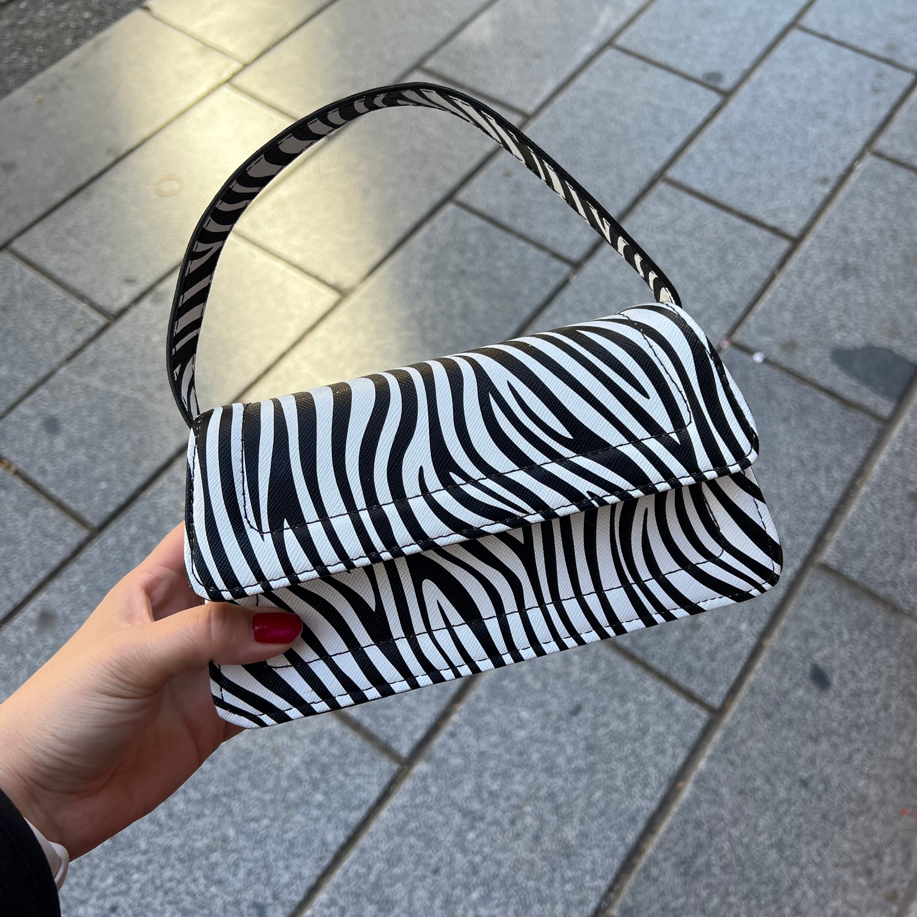 Zebra Baget Boyun Askılı Çanta