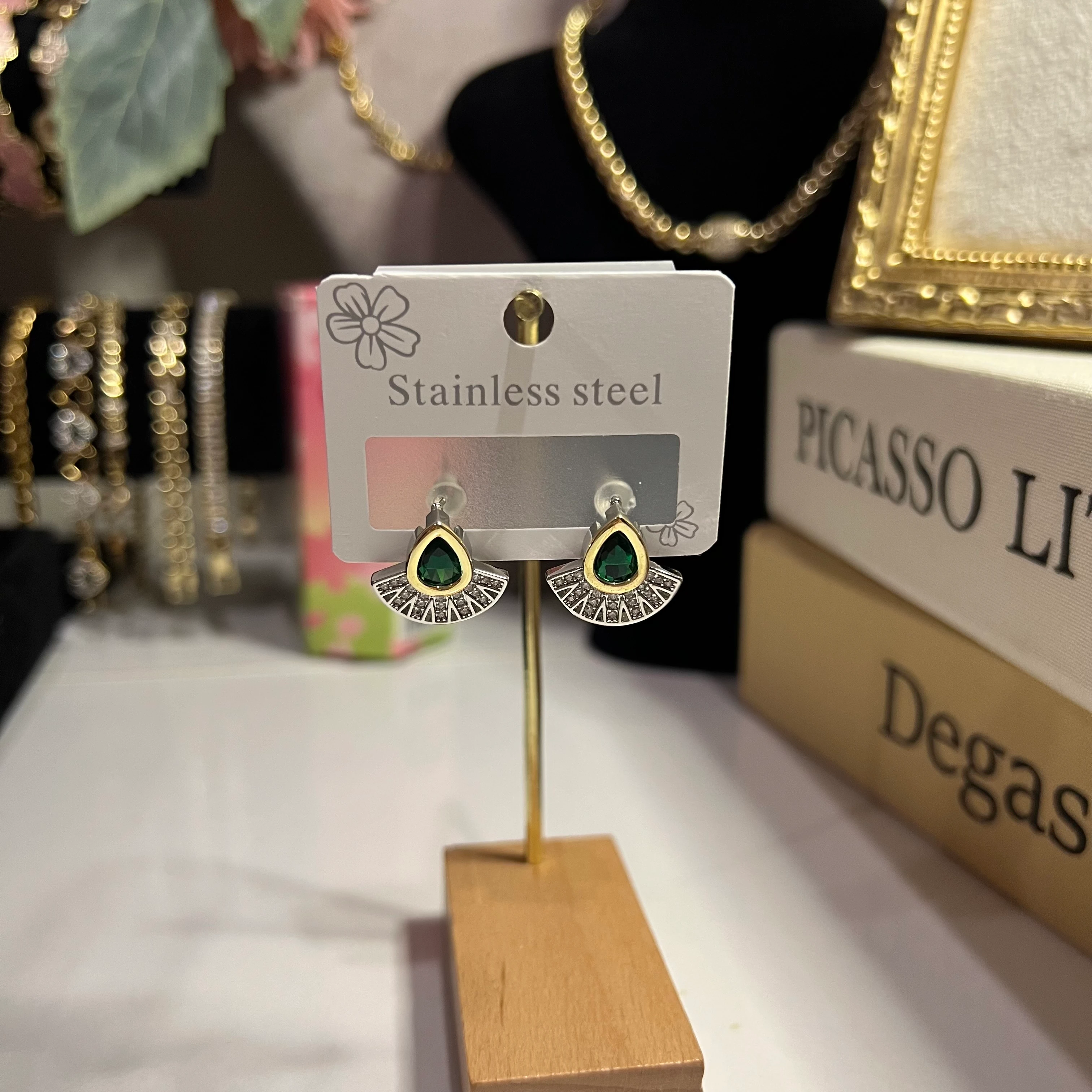 Gold Yeşil Taş Detaylı Çelik Küpe