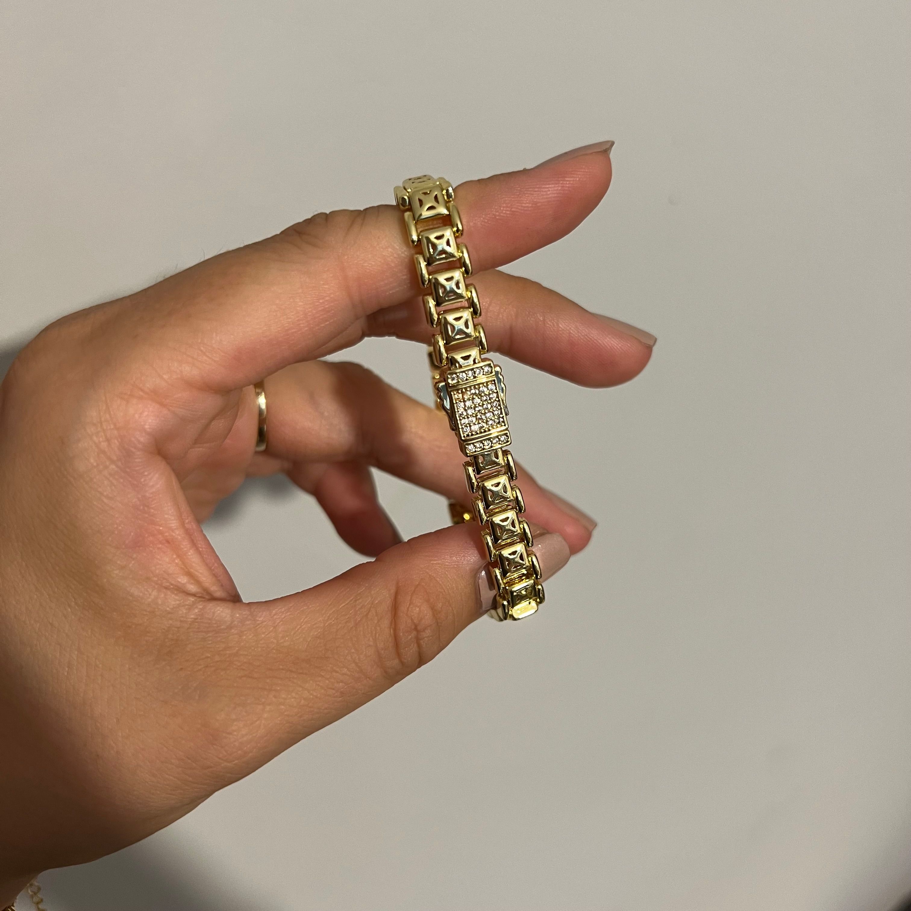 Xuping Kararmaz Ortası Taşlı Gold Bileklik 