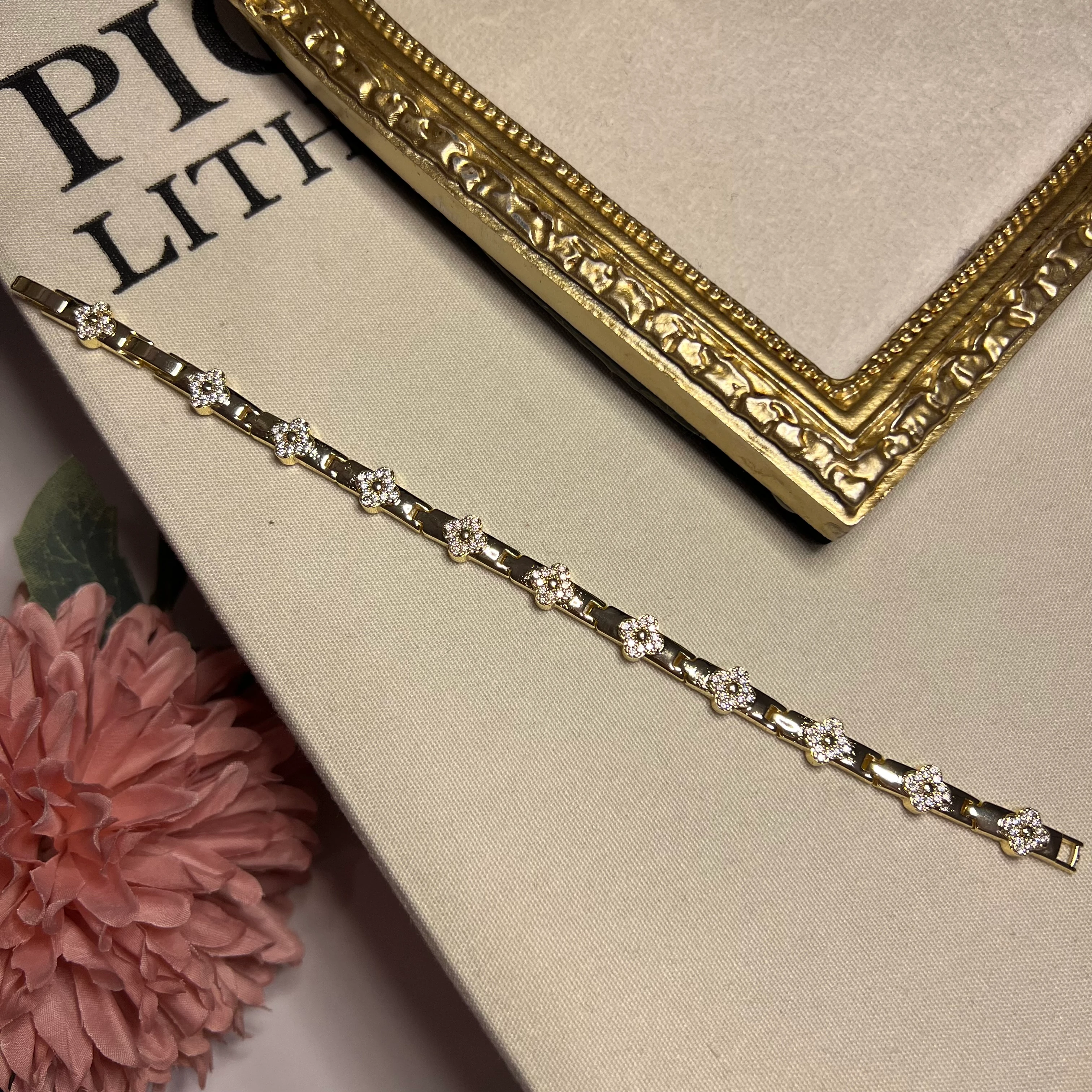 Taşlı Yonca Detaylı Gold Bileklik