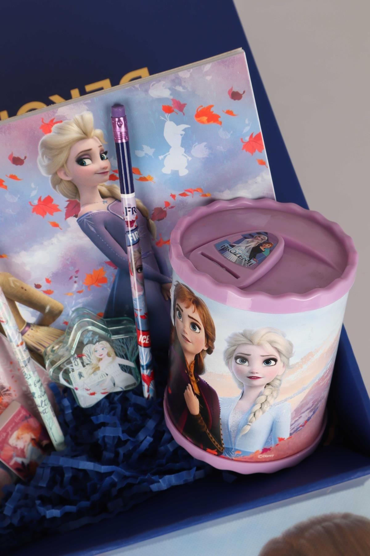 LİSANSLI İLE GIFT BOX ÖZEL KUTULU "ELSA'NIN PEMBE OKUL YOLCULUĞU" KIRTASİYE VE YEMEK SETİ