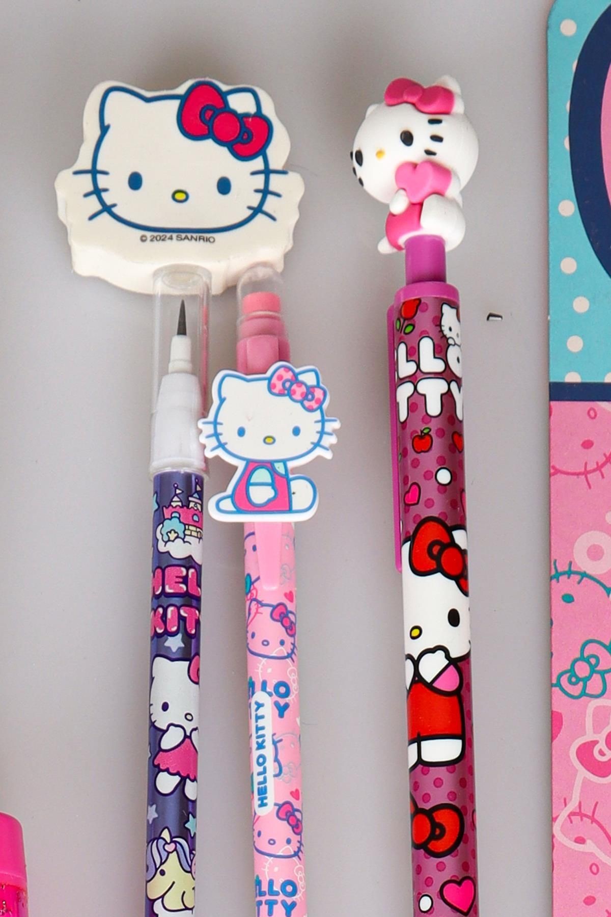 DEKOMUS İLE LİSANSLI HELLO KITTY 16 PARÇA KIRTASİYE SETİ SİLGİ TEPELİ GEÇMELİ KALEM,VERSATİL UÇLU KA