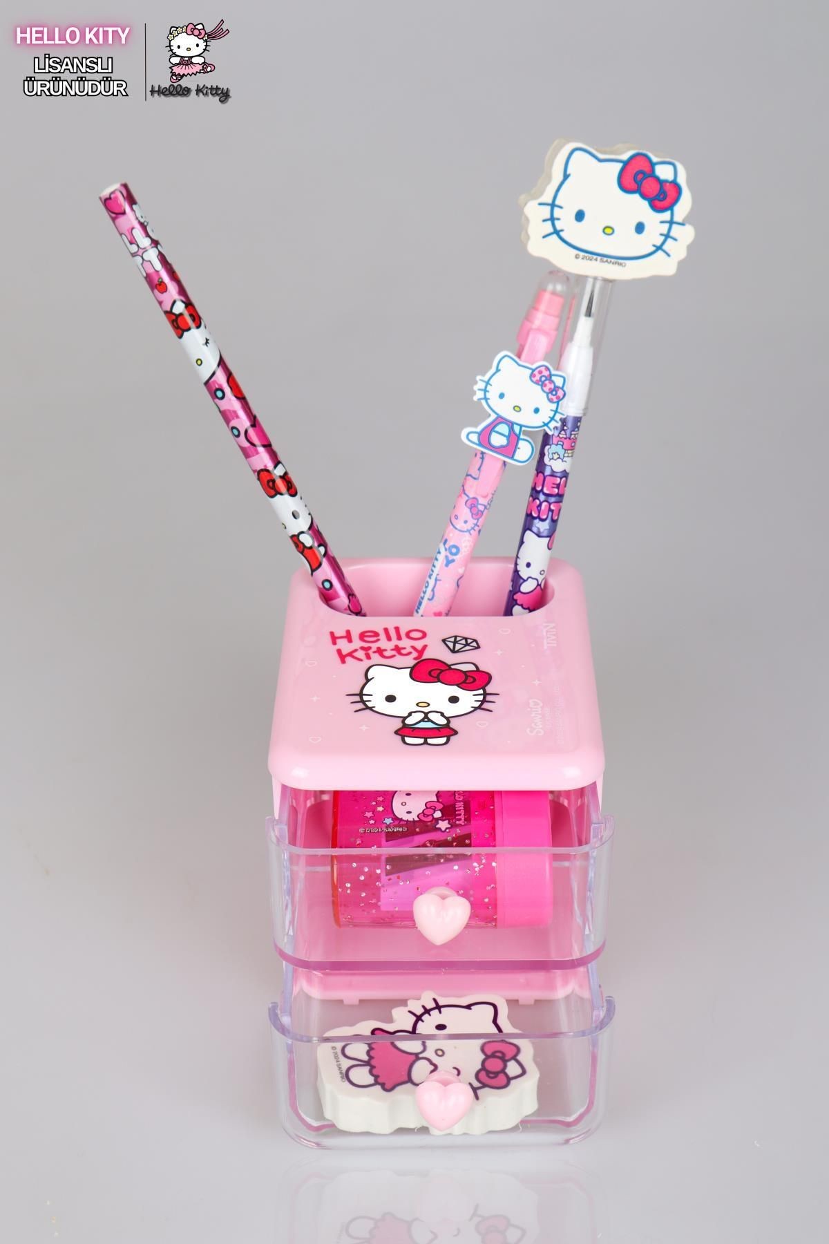 DEKOMUS İLE YENİ SEZON LİSANSLI HELLO KITTY MASA KALEMLİĞİ