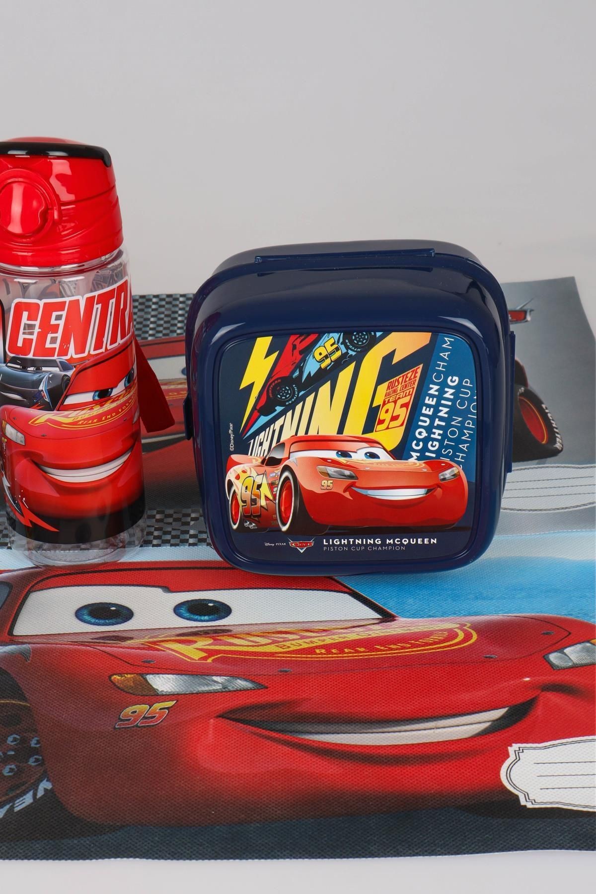 LİSANSLI CARS BESLENME ÖRTÜSÜ , TRITAN MATARA 500 ML VE 2 KATLI BESLENME KABI/LUNCH BOX SETİ