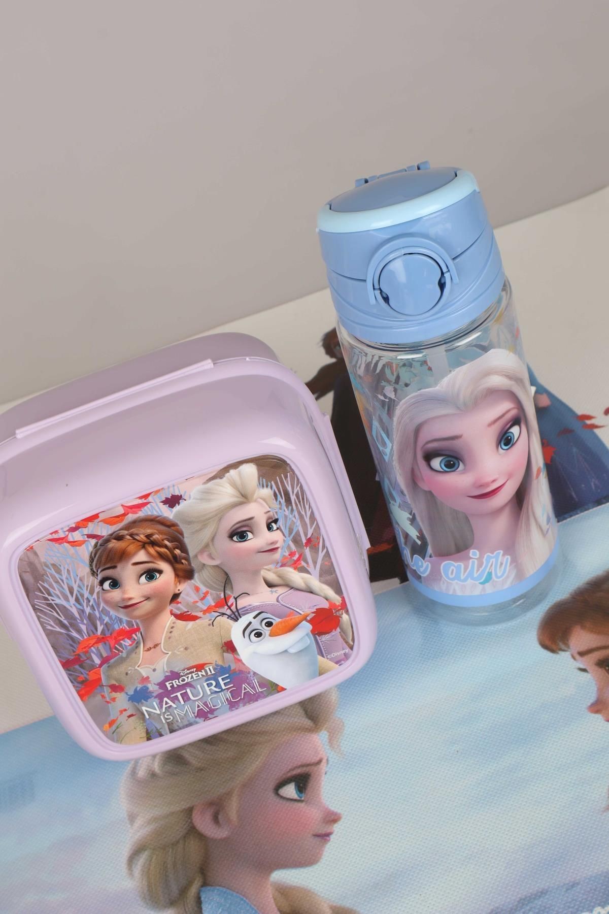 DEKOMUS LİSANSLI  ELSA FROZEN "BESLENME ÖRTÜSÜ,BESLENME KABI VE 500 ML TRITAN MATARA OKUL/KIRTASİYE