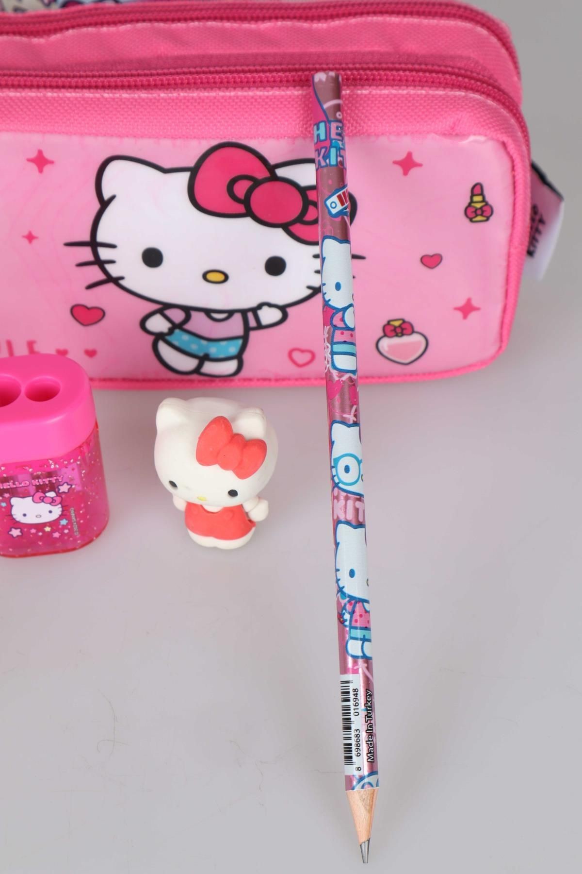 DEKOMUS İLE YENİ SEZON LİSANSLI HELLO KITTY KALEM ÇANTASI,2 ADET KURŞUN KALEM,KALEMTRAŞ VE 3D SİLGİ