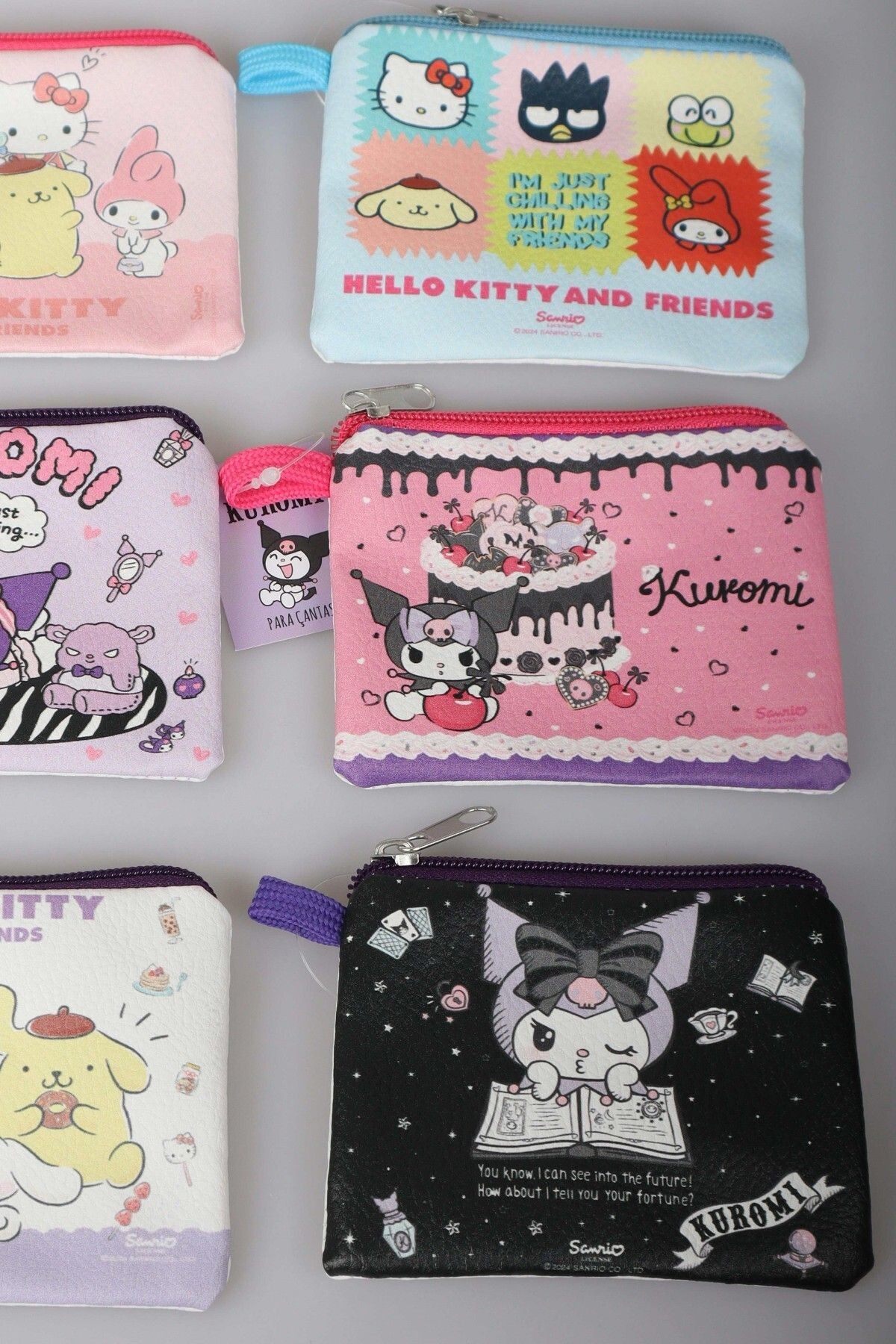 DEKOMUS İLE LİSANSLI YENİ SEZON BEST FRIENDS KUROMI,HELLO KITTY,CINNAMOROLL 2'Lİ PARA ÇANTASI