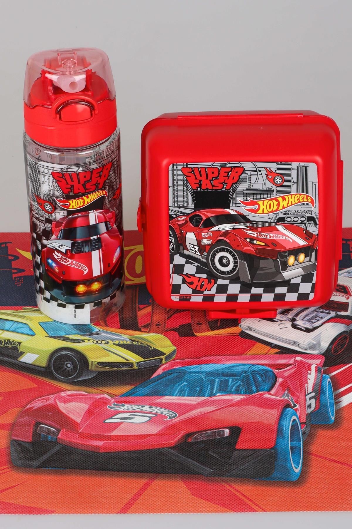 DEKOMUS İLE YENİ SEZON LİSANSLI HOT WHEELS BESLENME ÖRTÜSÜ,BESLENME KABI VE 500 ML MATARA SETİ