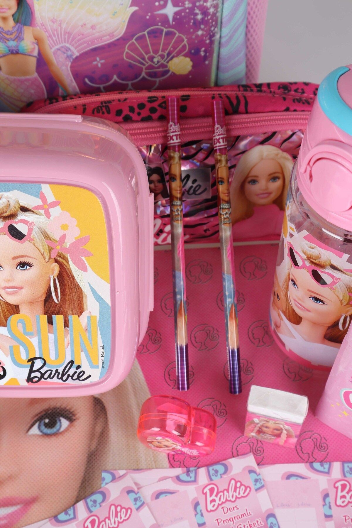 DEKOMUS İLE YENİ SEZON LİSANSLI BARBIE'NİN DENİZ KIZI RÜYASI KOLEKSİYONU OKUL,BESLENME VE KALEM ÇANT