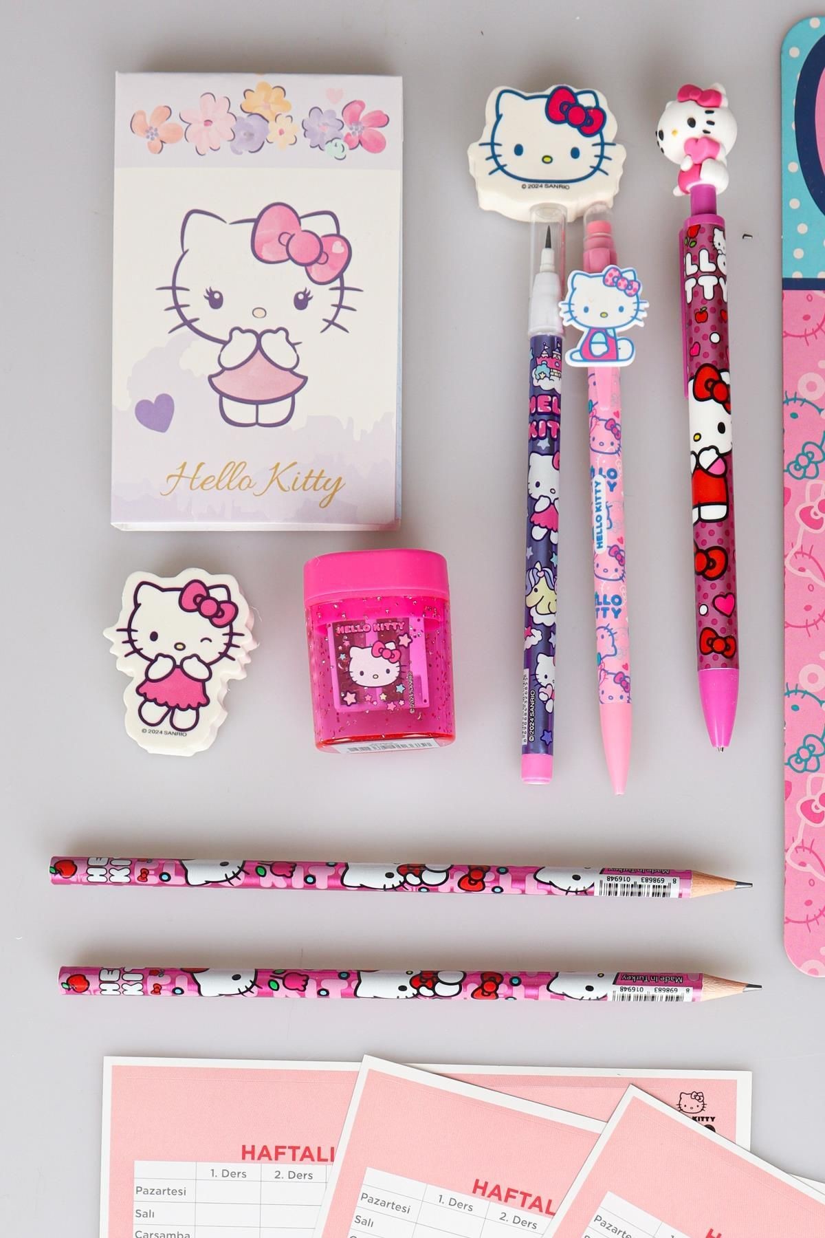 DEKOMUS İLE LİSANSLI HELLO KITTY 16 PARÇA KIRTASİYE SETİ SİLGİ TEPELİ GEÇMELİ KALEM,VERSATİL UÇLU KA