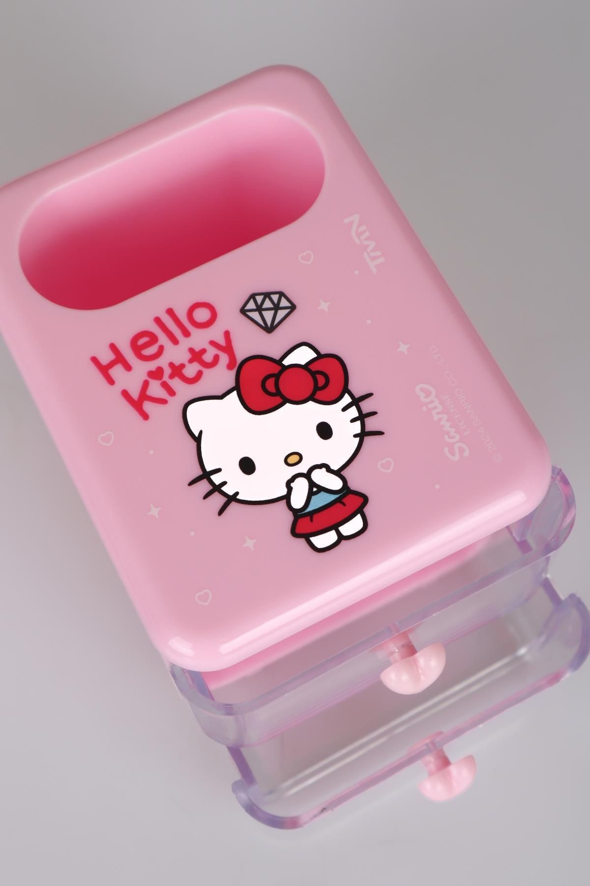 DEKOMUS İLE YENİ SEZON LİSANSLI HELLO KITTY MASA KALEMLİĞİ