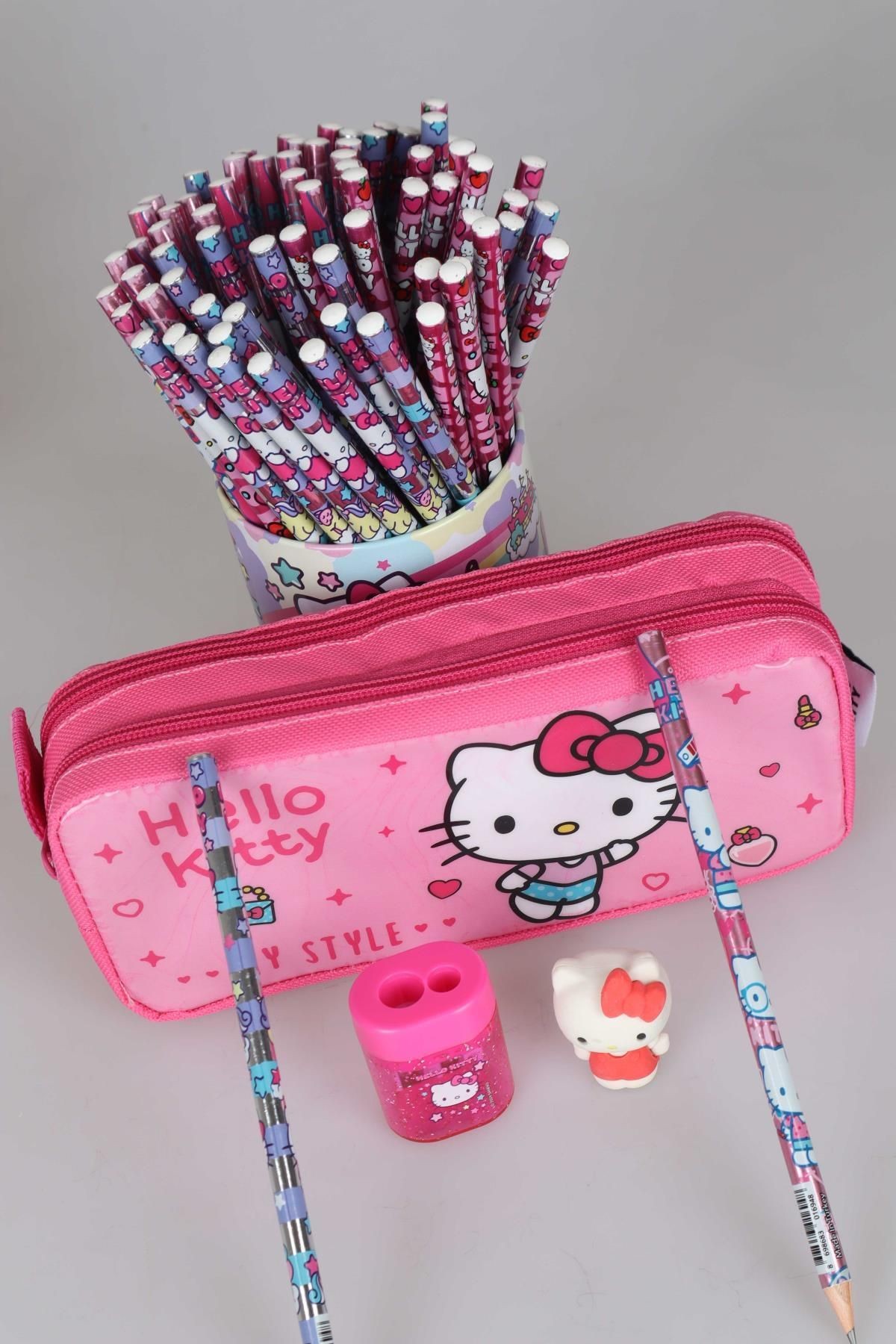 DEKOMUS İLE YENİ SEZON LİSANSLI HELLO KITTY KALEM ÇANTASI,2 ADET KURŞUN KALEM,KALEMTRAŞ VE 3D SİLGİ