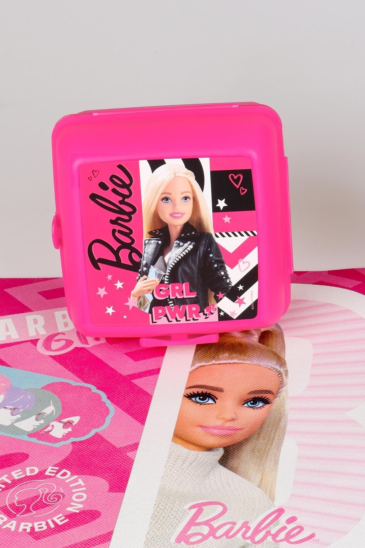 DEKOMUS İLE YENİ SEZON LİSANSLI BARBIE GIRL POWER BESLENME ÖRTÜSÜ, 2 KATLI BESLENME KUTUSU VE 500 ML