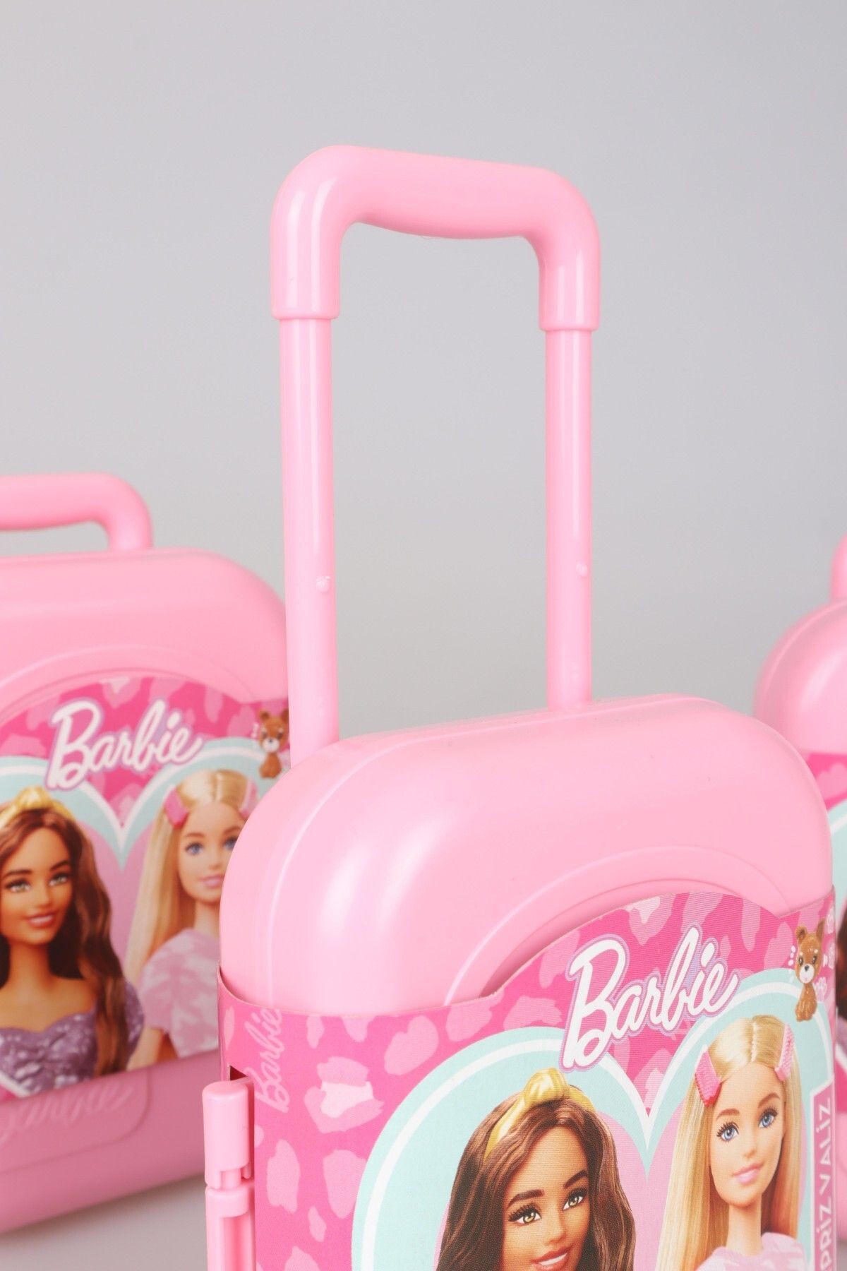 DEKOMUS İLE LİSANSLI BARBIE SÜRPRİZ OYUNCAKLI VALİZ