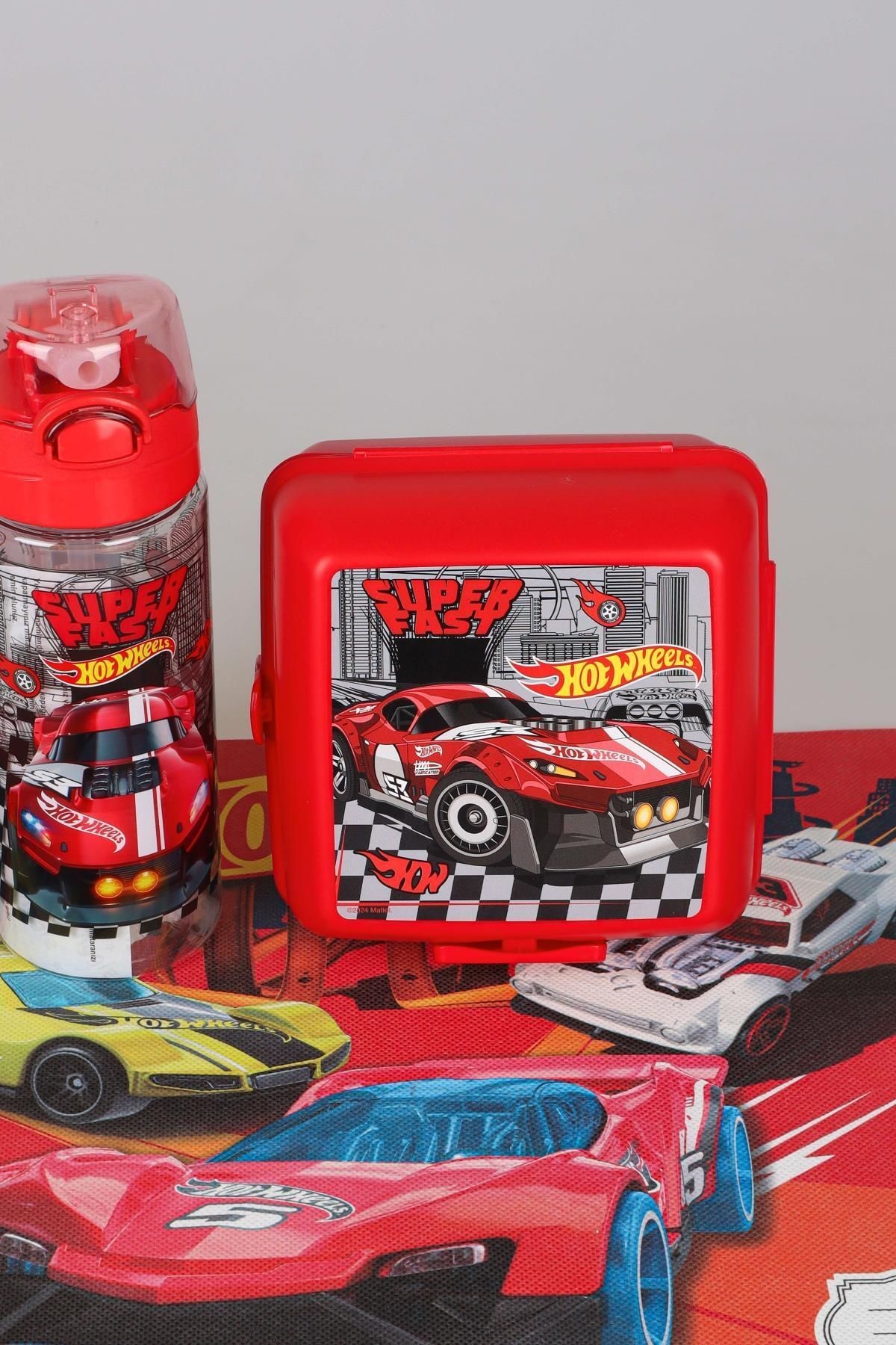 DEKOMUS İLE YENİ SEZON LİSANSLI HOT WHEELS BESLENME ÖRTÜSÜ,BESLENME KABI VE 500 ML MATARA SETİ