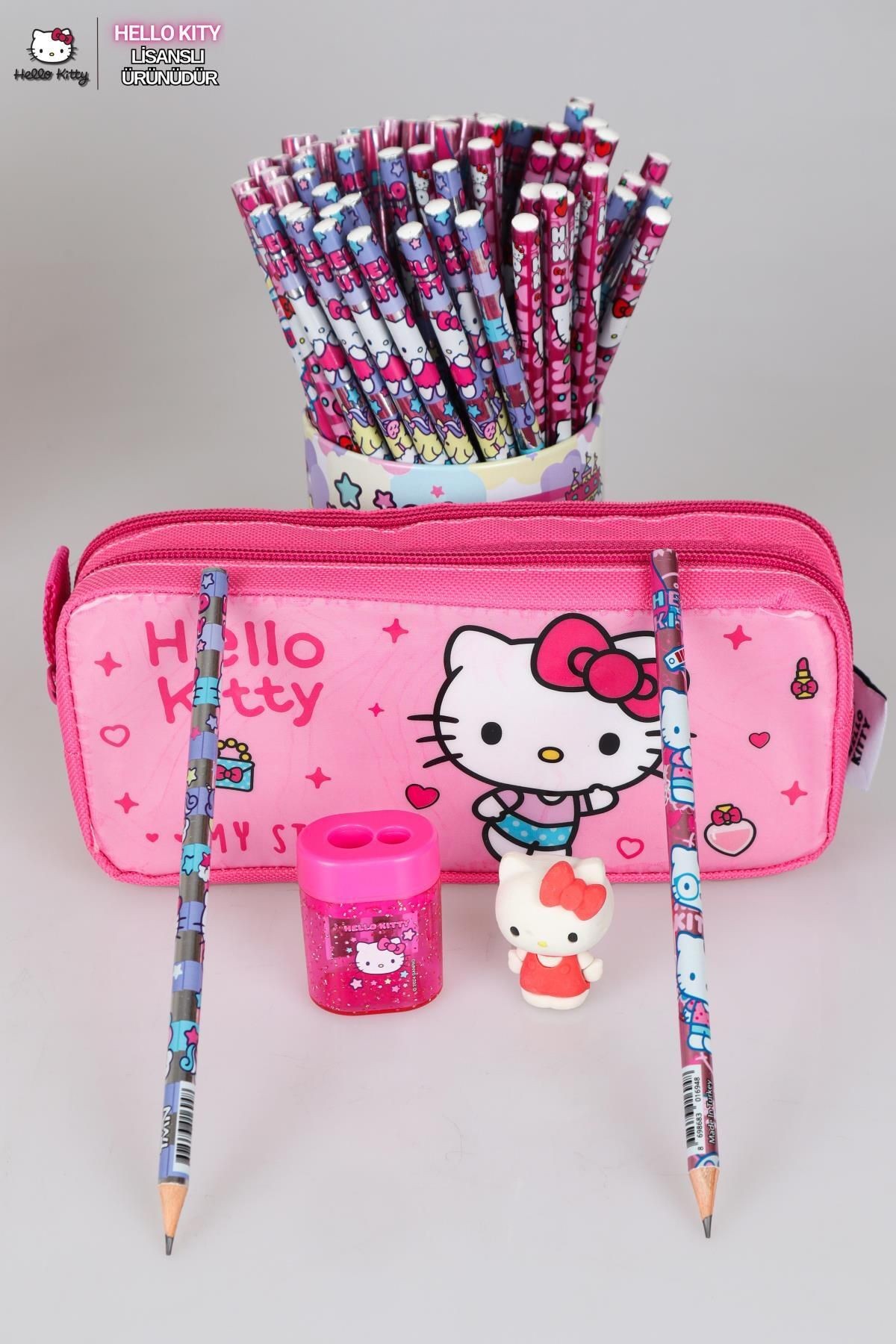 DEKOMUS İLE YENİ SEZON LİSANSLI HELLO KITTY KALEM ÇANTASI,2 ADET KURŞUN KALEM,KALEMTRAŞ VE 3D SİLGİ