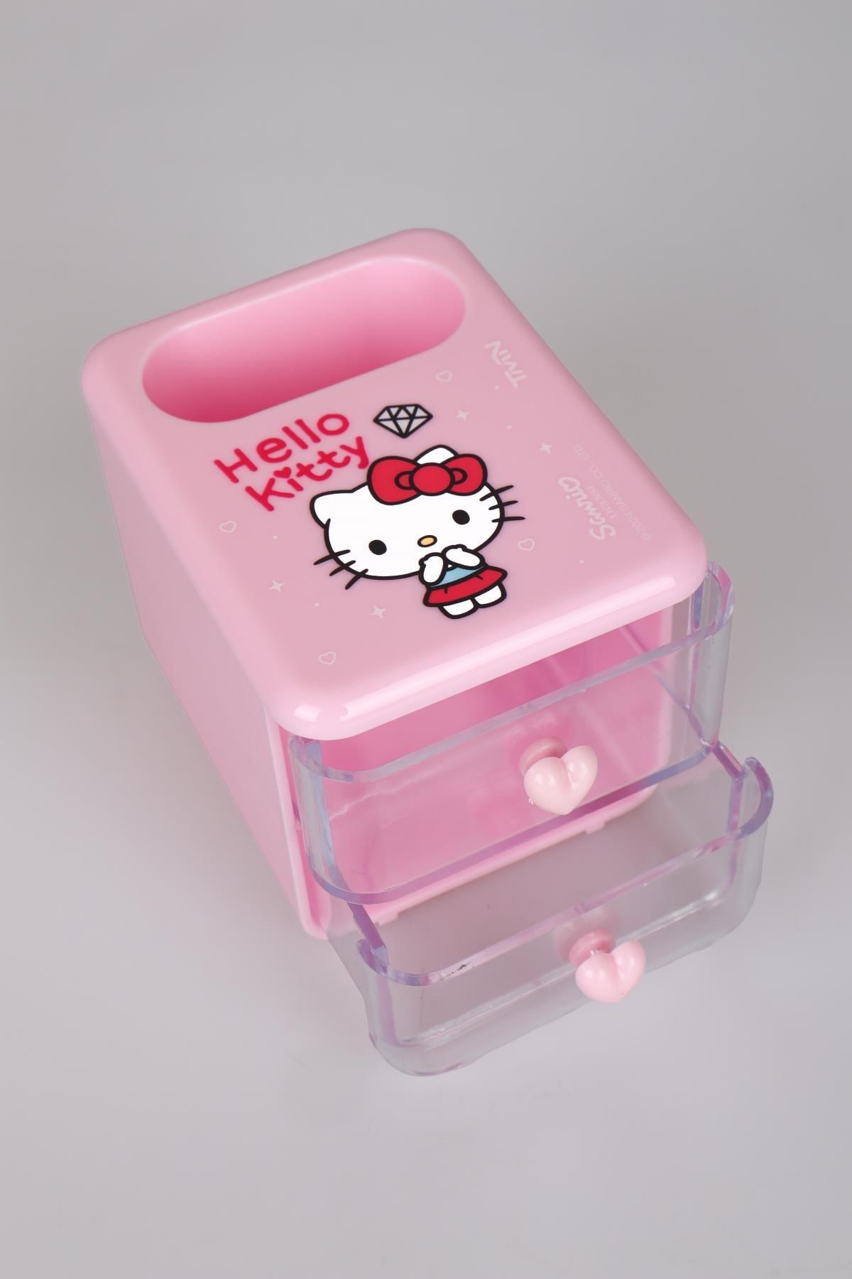 DEKOMUS İLE YENİ SEZON LİSANSLI HELLO KITTY MASA KALEMLİĞİ