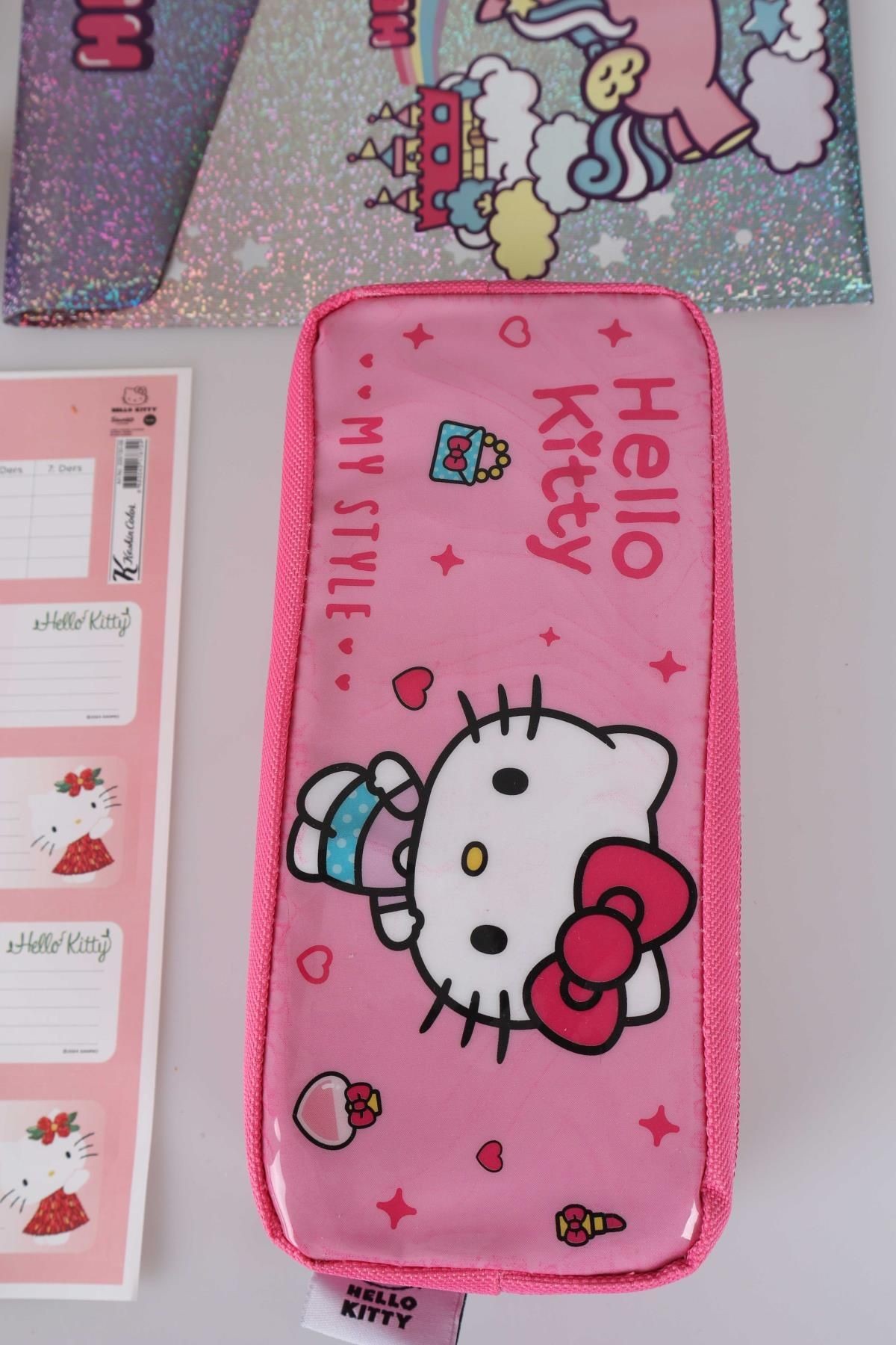 DEKOMUS İLE YENİ SEZON LİSANSLI HELLO KITTY 16 PARÇA KIRTASİYE SETİ KALEM ÇANTASI,3D SİLGİ,NOT DEFTE