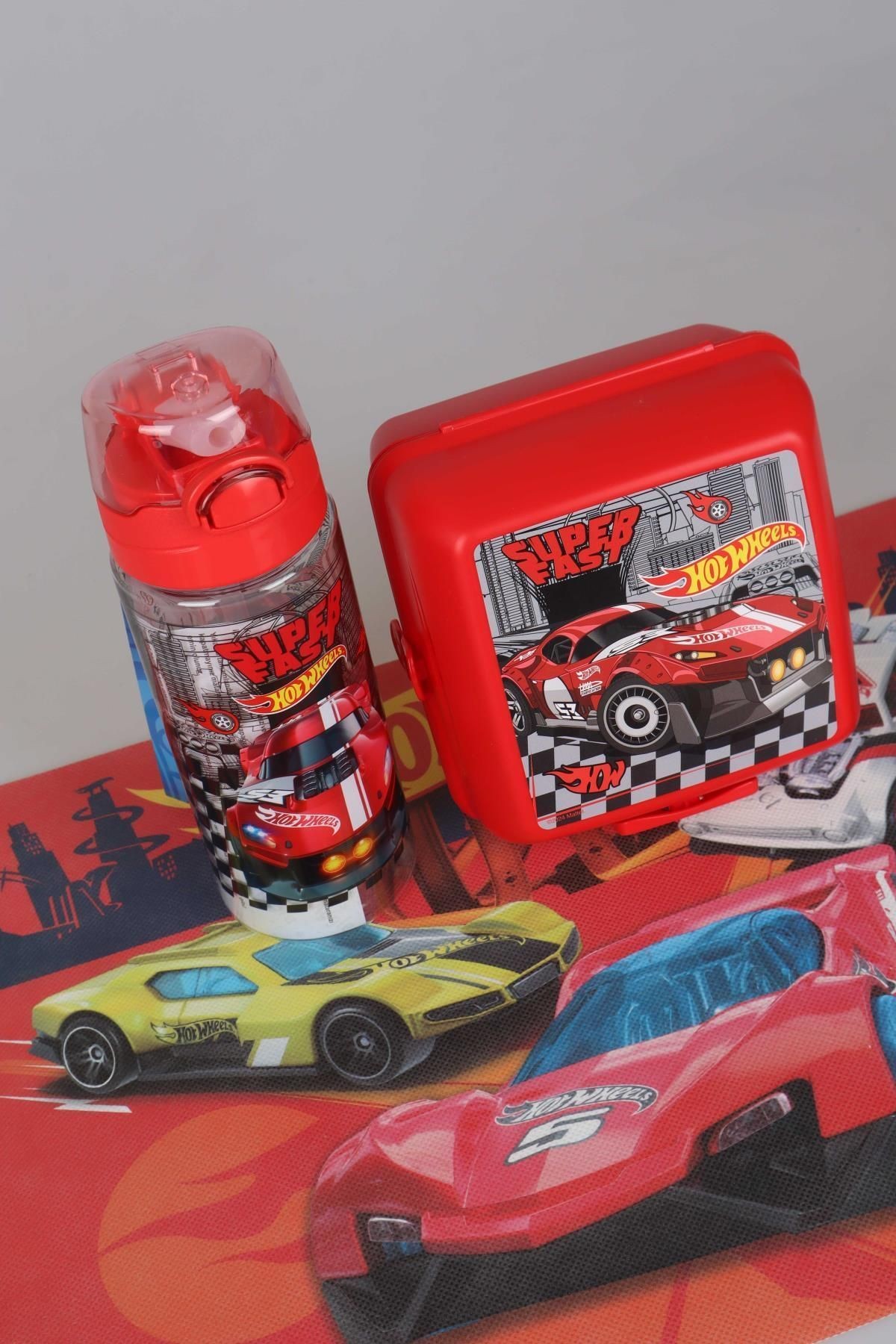 DEKOMUS İLE YENİ SEZON LİSANSLI HOT WHEELS BESLENME ÖRTÜSÜ,BESLENME KABI VE 500 ML MATARA SETİ