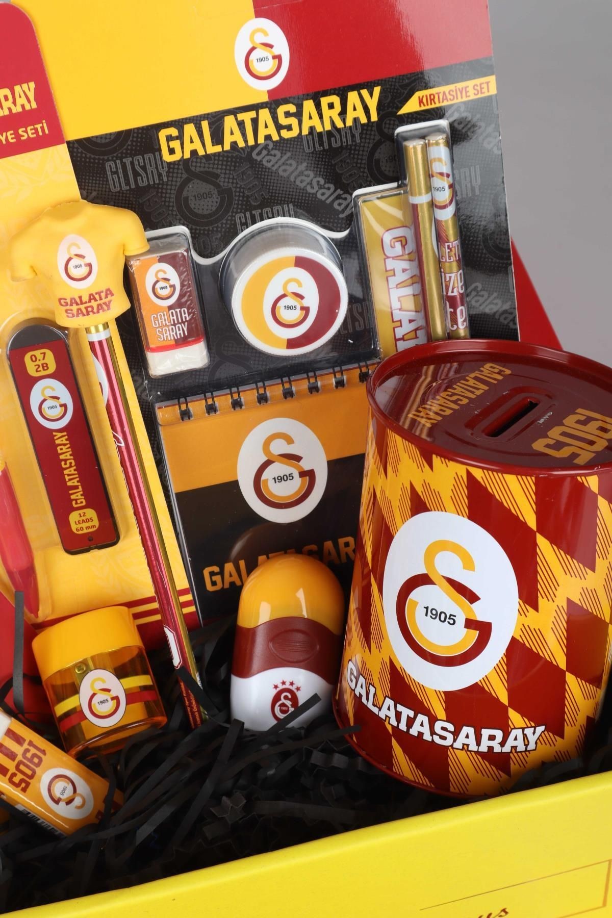 DEKOMUS İLE LİSANSLI GALATASARAY ÖZEL KUTULU 18 PARÇA PREMIUM KIRTASİTE SETİ