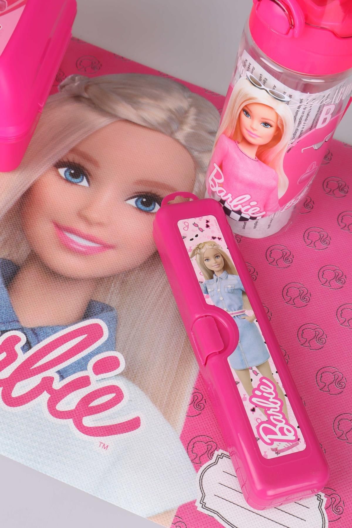 DEKOMUS İLE YENİ SEZON LİSANSLI BARBIE DİŞ FIRÇASI KUTUSU,TRITAN MATARA VE 2 KATLI BESLENME KUTUSU Y