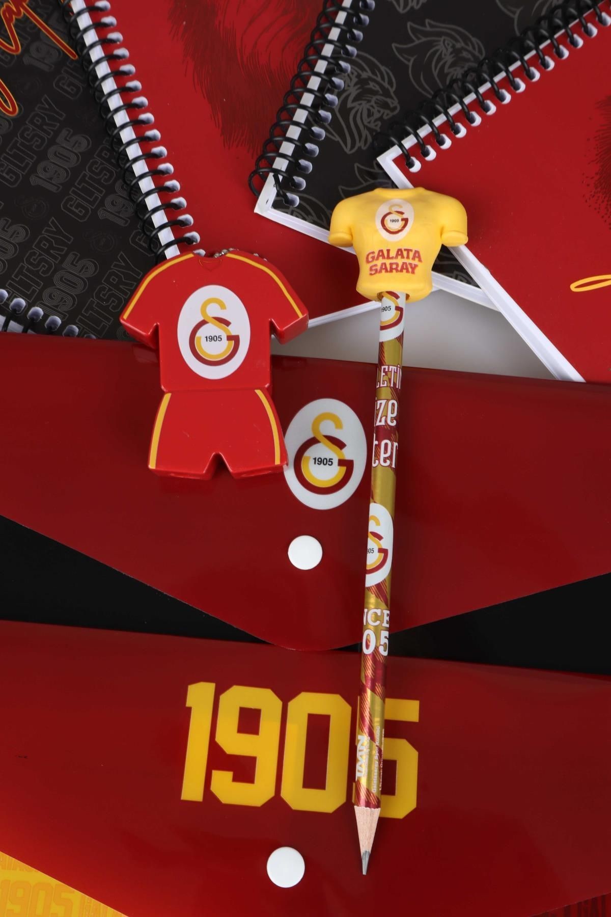 LİSANSLI GALATASARAY A4 SPIRALLI 2 ADET KARELİ,2 ADET ÇİZGİLİ DEFTER,SİLGİ TEPELİ KURŞUN KALEM,16'LI