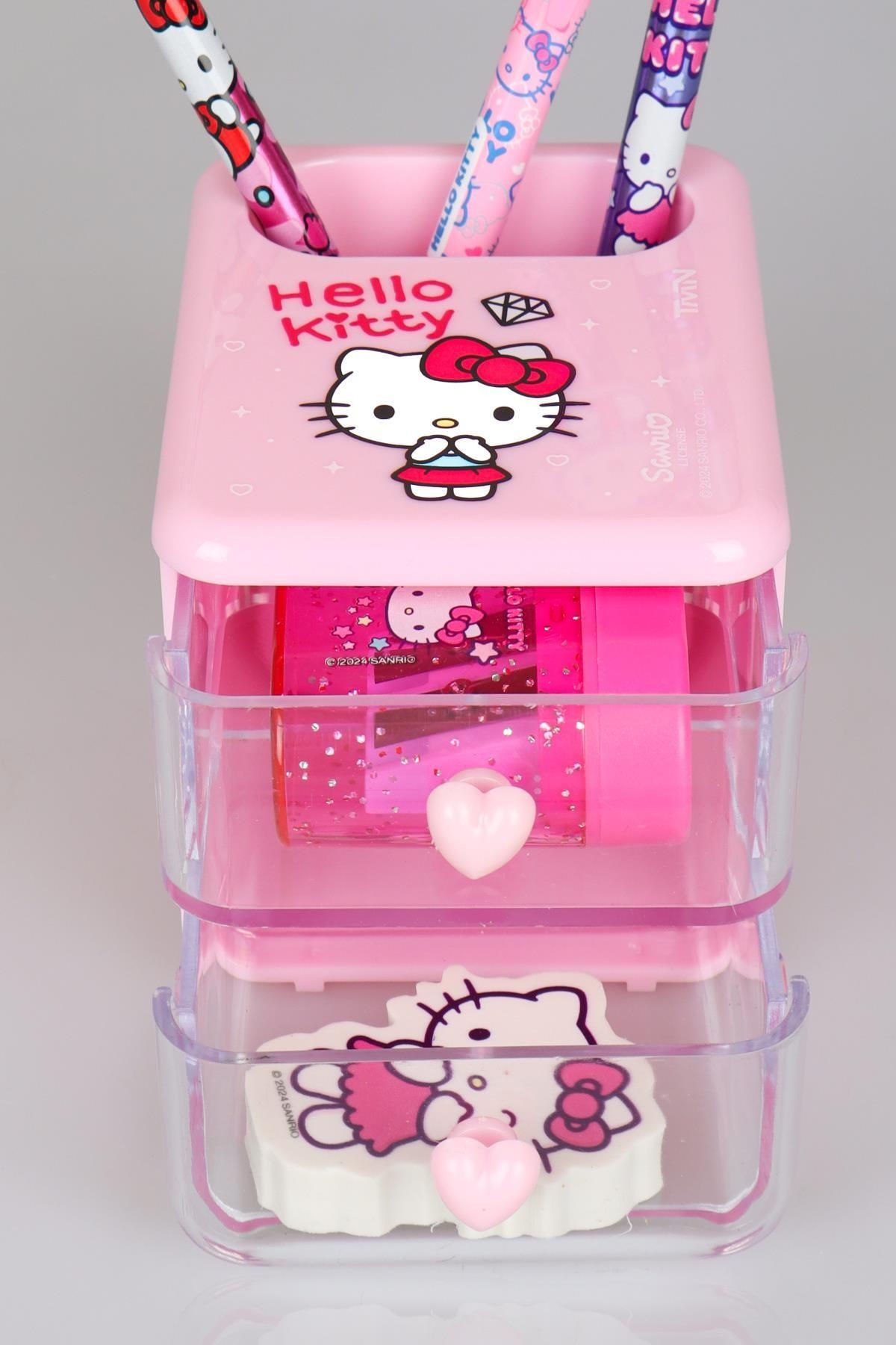 DEKOMUS İLE YENİ SEZON LİSANSLI HELLO KITTY MASA KALEMLİĞİ,SİLGİ TEPELİ GEÇMELİ KALEM,VERSATİL UÇLU