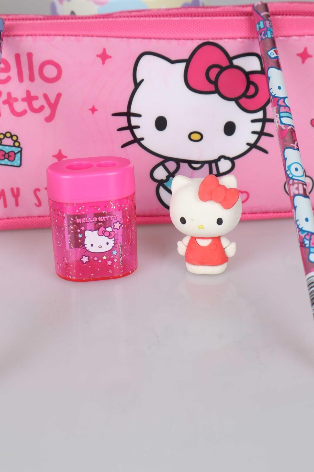 DEKOMUS İLE YENİ SEZON LİSANSLI HELLO KITTY KALEM ÇANTASI,2 ADET KURŞUN KALEM,KALEMTRAŞ VE 3D SİLGİ