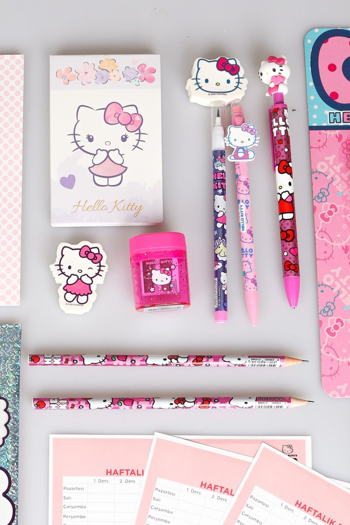 DEKOMUS İLE LİSANSLI HELLO KITTY PREMIUM 18 PARÇA KIRTASİYE SETİ SİLGİ TEPELİ GEÇMELİ KALEM,VERSATİL