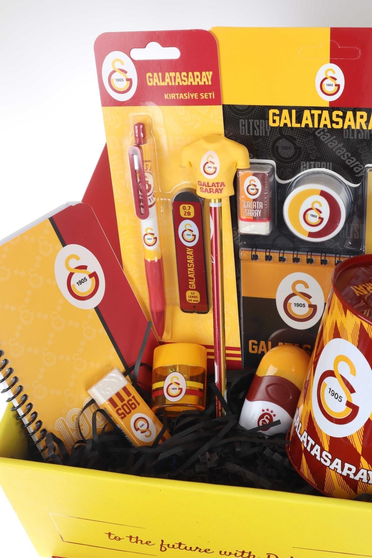 DEKOMUS İLE LİSANSLI GALATASARAY ÖZEL KUTULU 18 PARÇA PREMIUM KIRTASİTE SETİ