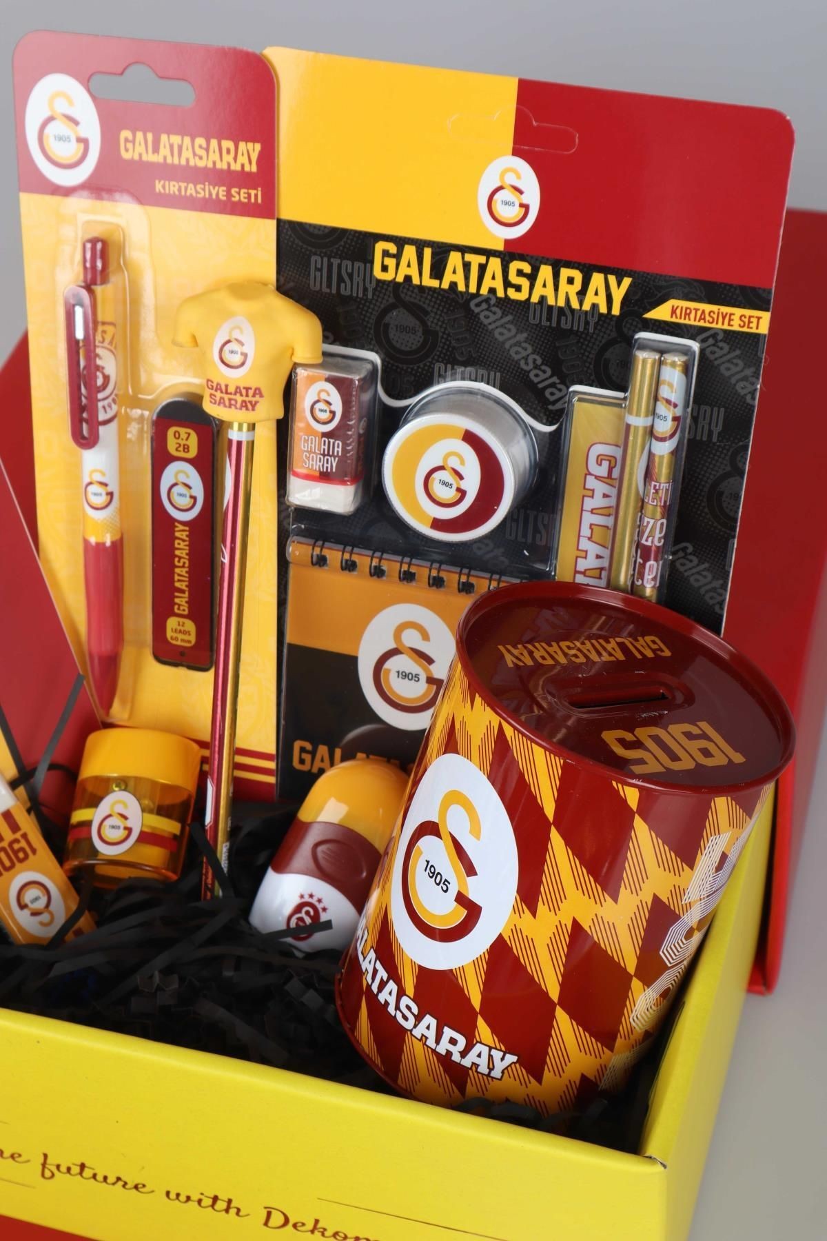 DEKOMUS İLE LİSANSLI GALATASARAY ÖZEL KUTULU 18 PARÇA PREMIUM KIRTASİTE SETİ