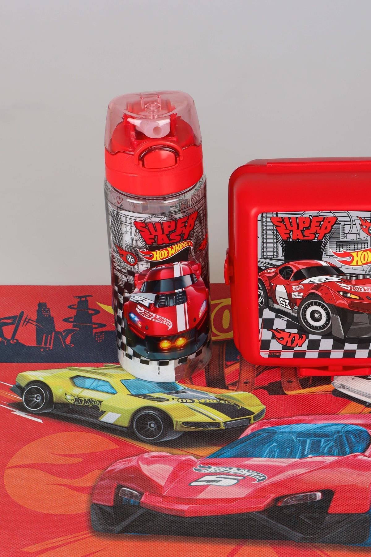 DEKOMUS İLE YENİ SEZON LİSANSLI HOT WHEELS BESLENME ÖRTÜSÜ,BESLENME KABI VE 500 ML MATARA SETİ