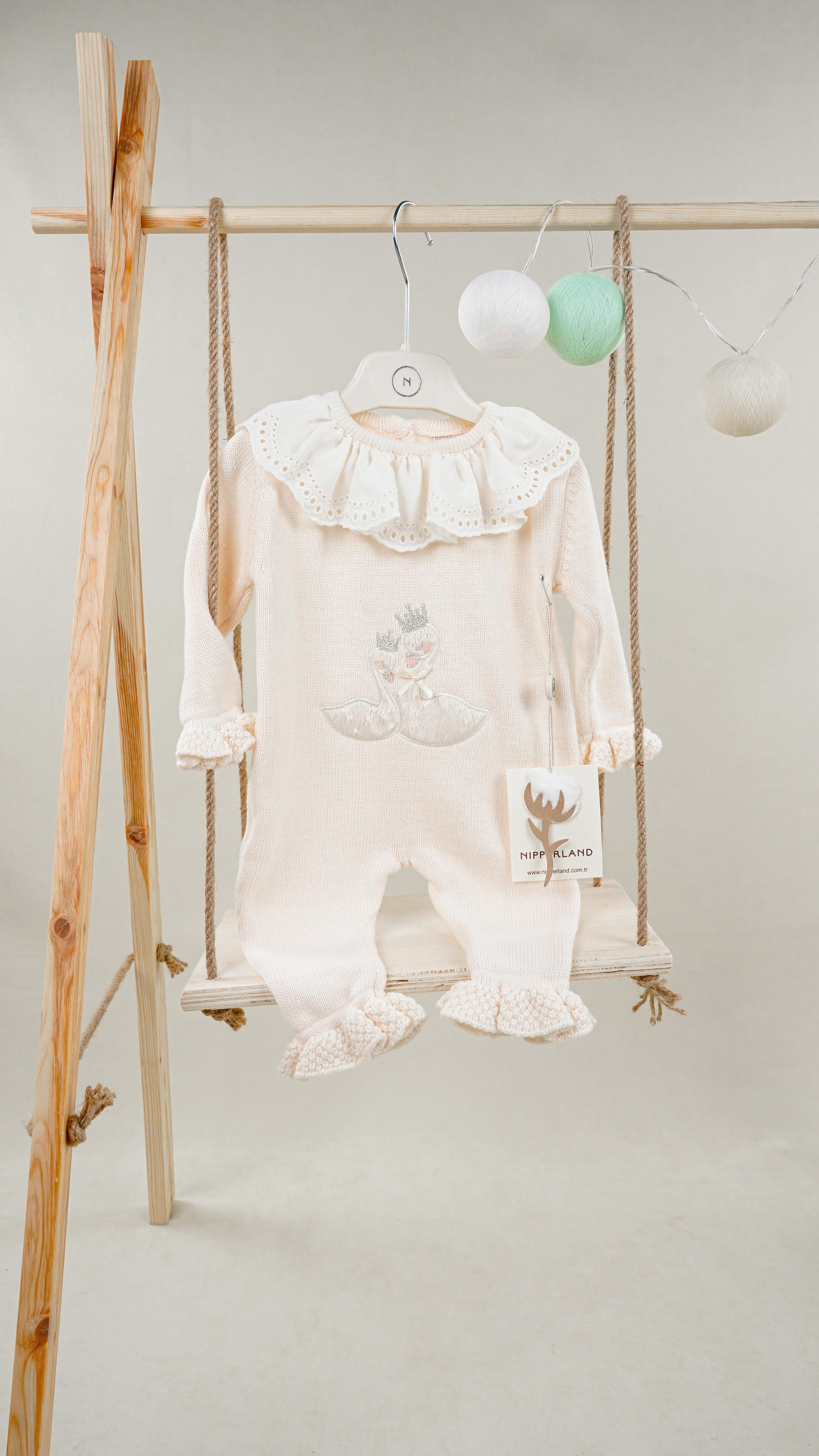 Lora Bliss Kız Bebek Kuğulu Fırfırlı Pamuklu Tulum - Ekru (3-6-9-12 Ay)