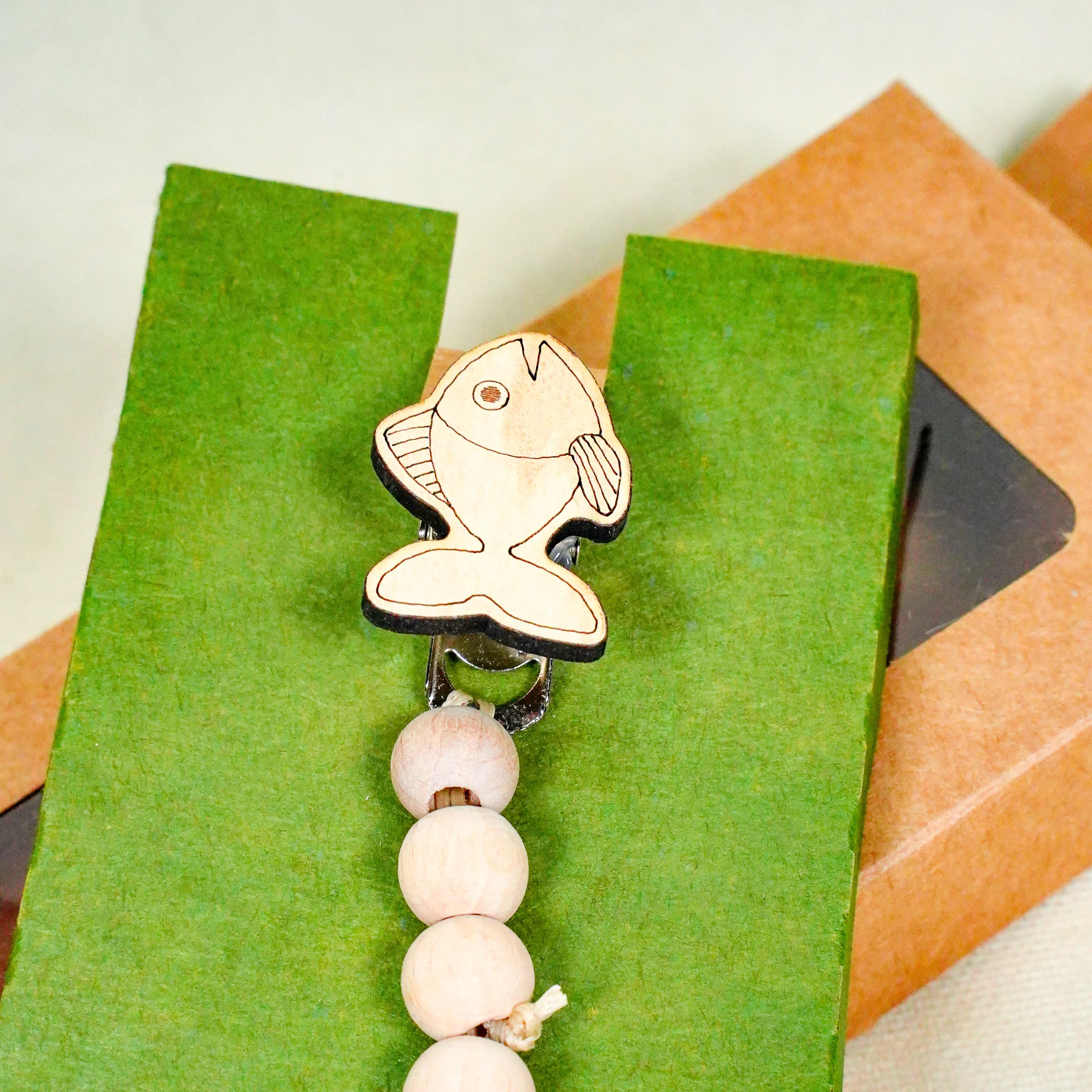 Lora Bliss Unisex Emzik Tutacağı – Ahşap Boncuklu  (1 Adet Karışık Model) - Balık