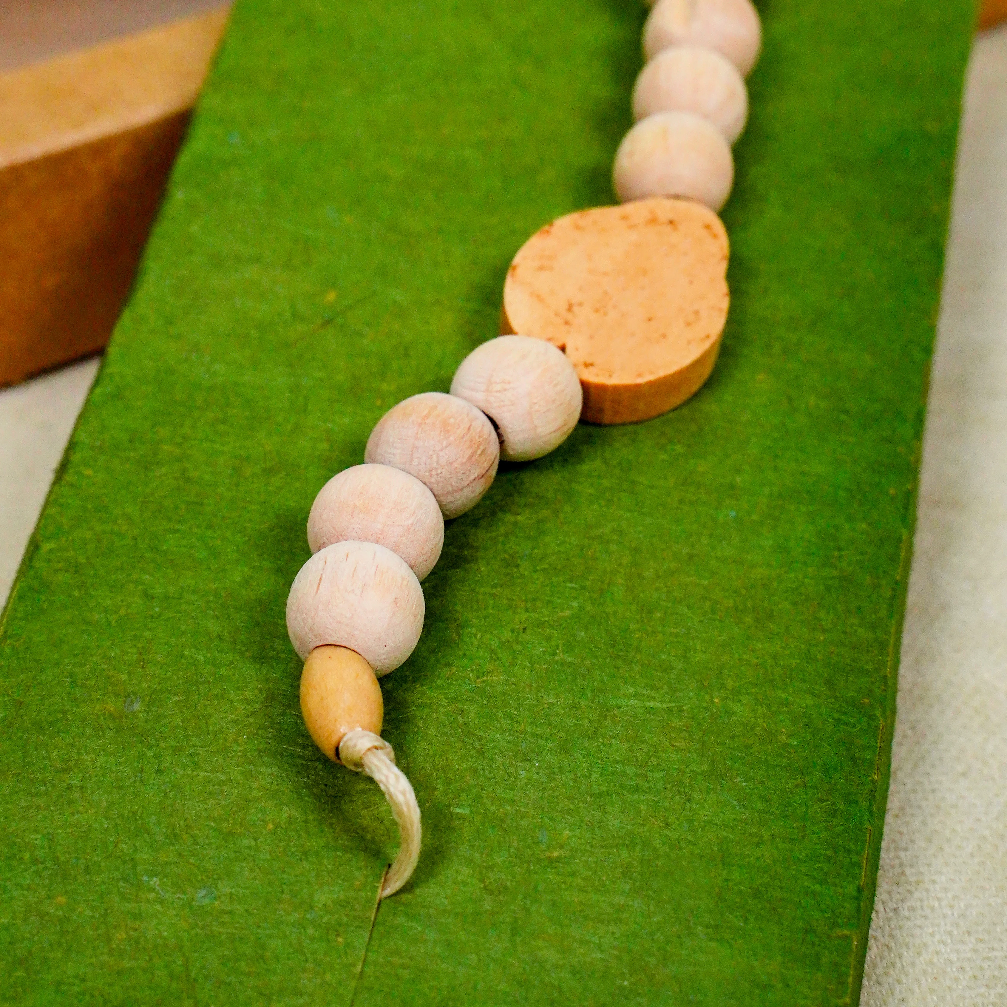 Lora Bliss Unisex Emzik Tutacağı – Ahşap Boncuklu  (1 Adet Karışık Model) - Balık