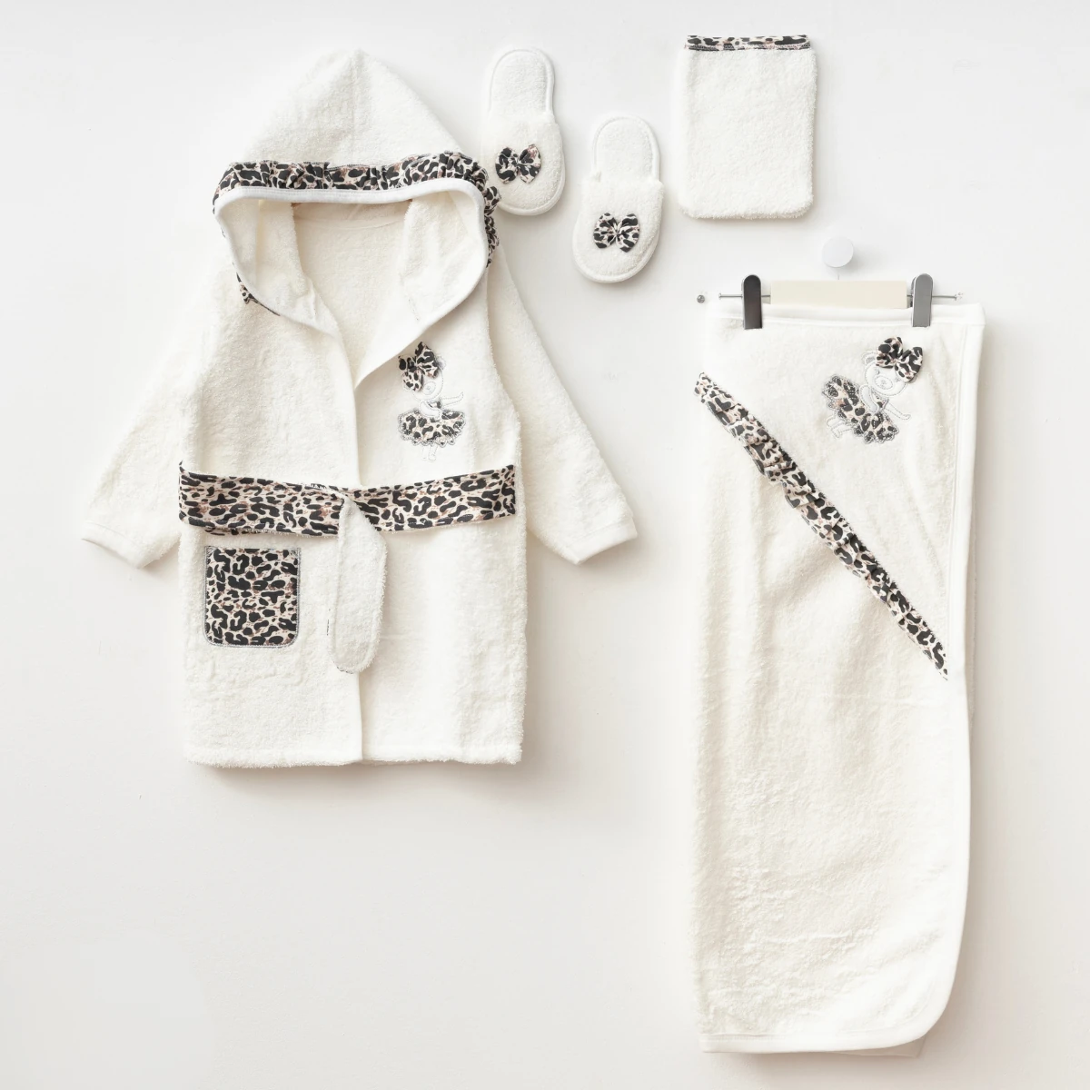 Lora Bliss Kız Leoparlı Bornoz Seti – 5 Parça | Şık ve Kutulu Tasarım - Ekru