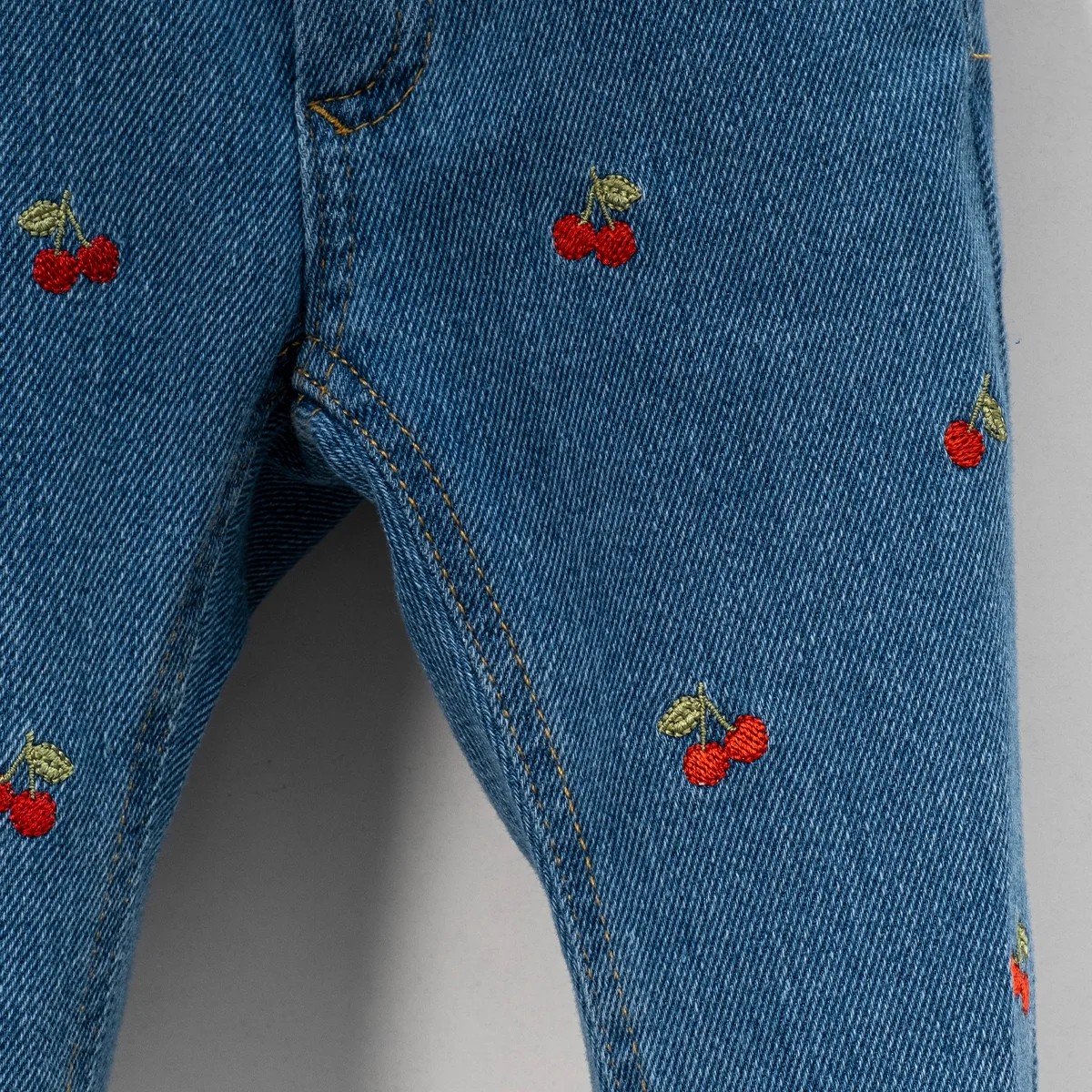 Lora Bliss Kiraz Nakışlı Kız Kot Pantolon – Yumuşak Denim