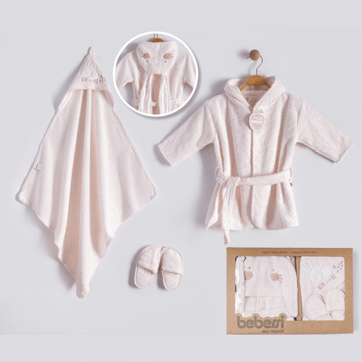 Lora Bliss Kız 0–12 Ay Sweet Bunny Bornoz Seti – 3 Parça | Tavşan Temalı, Kutulu, Yumuşak Havlu Takım
